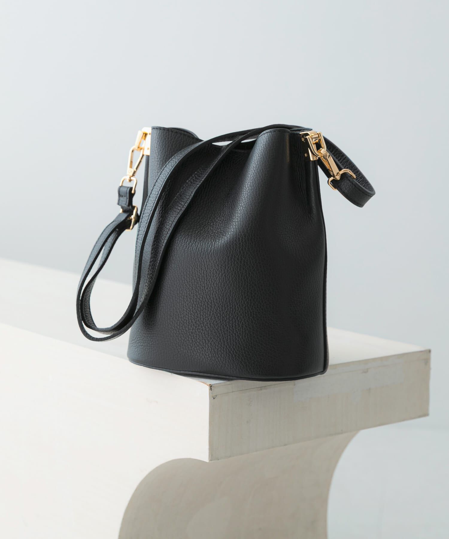 URBAN RESEARCH ROSSO「AULENTTI　ワンショルダーバッグ」|ショルダー・メッセンジャー|ブラック