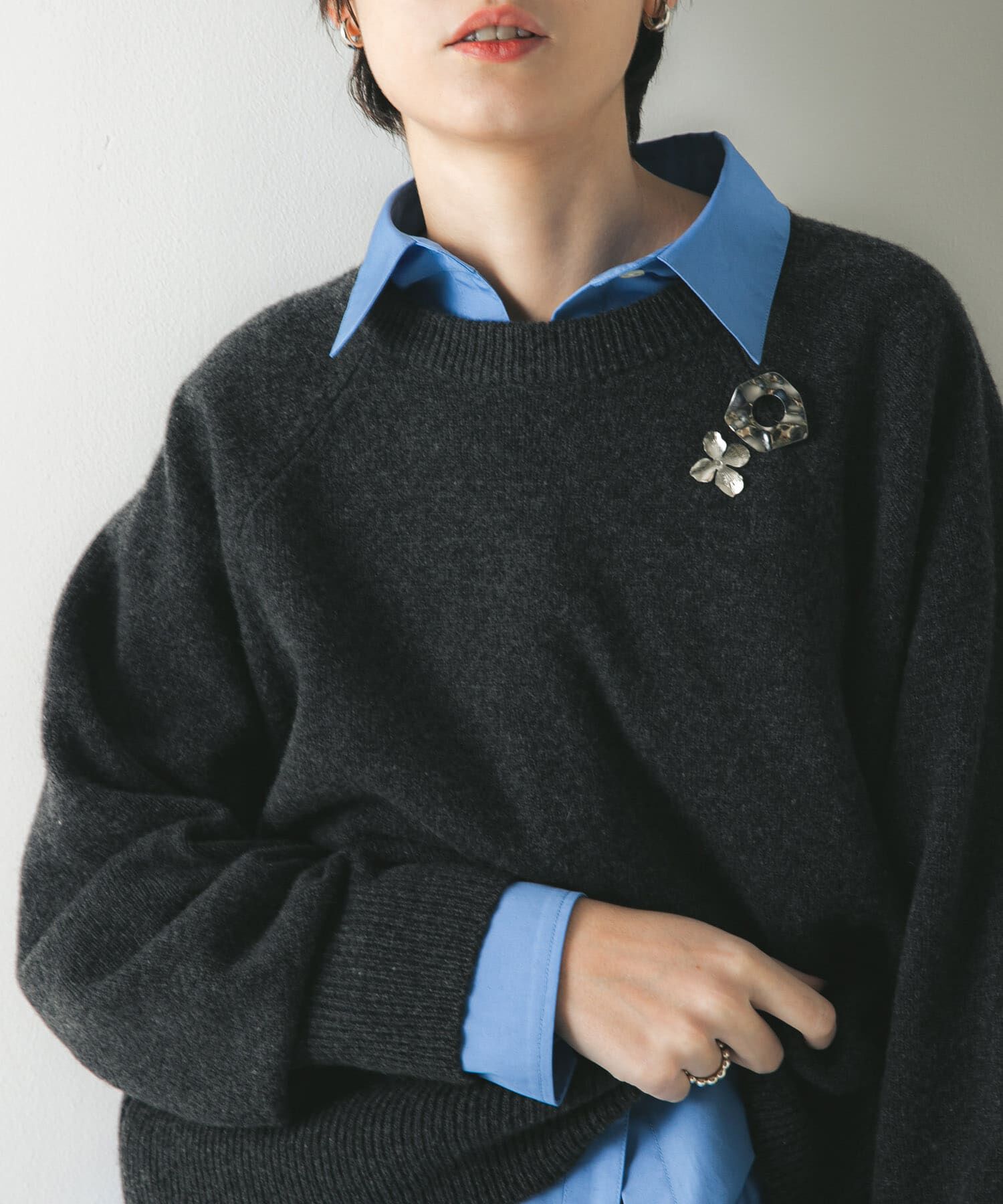 URBAN RESEARCH「カシミヤ強縮クルーネックニット」|ニット・セーター|チャコールグレー