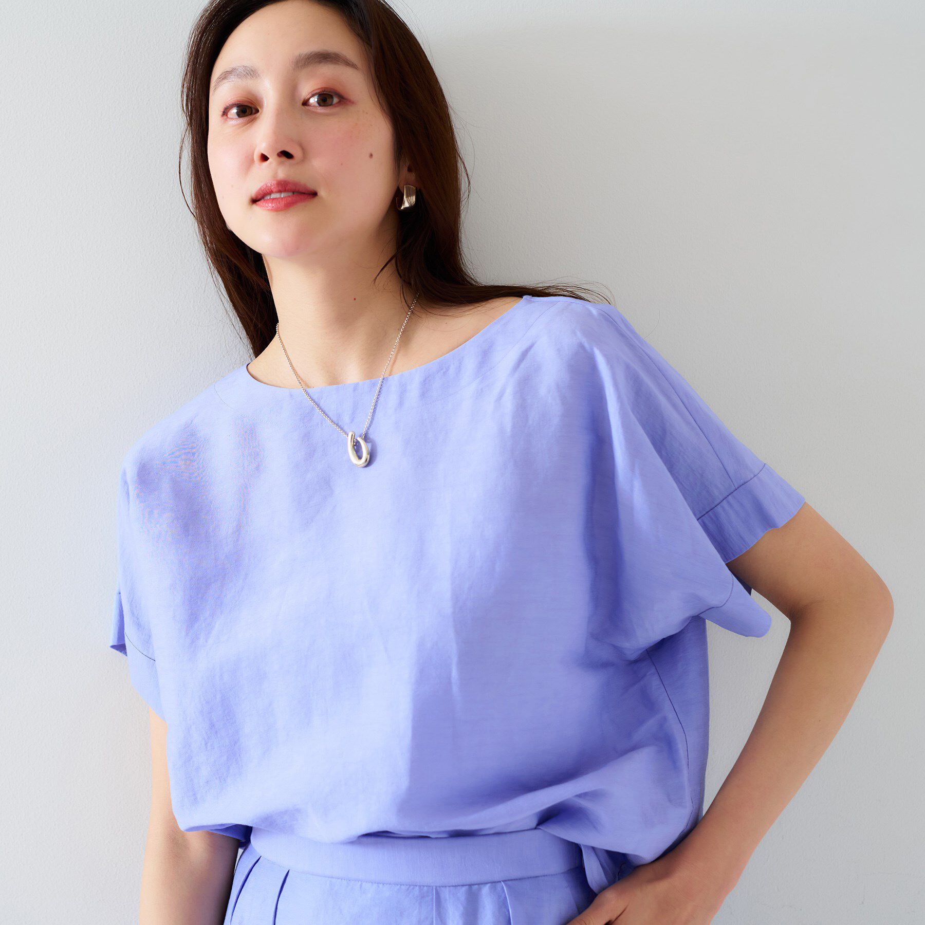 UNTITLED「【セットアップ可能/手洗い可】リネン混 ボートネックTブラウス」|シャツ・ブラウス|ブルー(092)