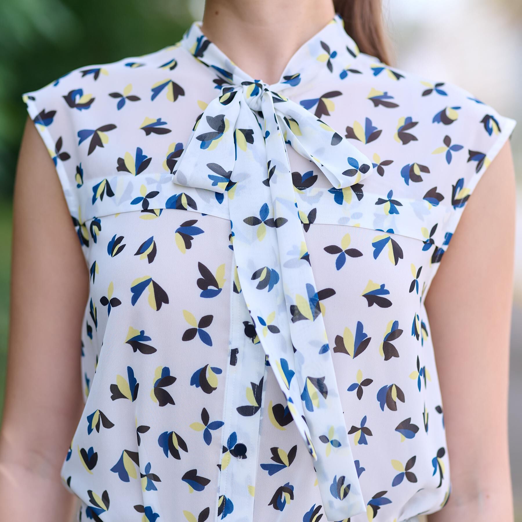 DRESSTERIOR「【洗える/きれいめ】シアーリーフプリントボウタイブラウス」|シャツ・ブラウス|