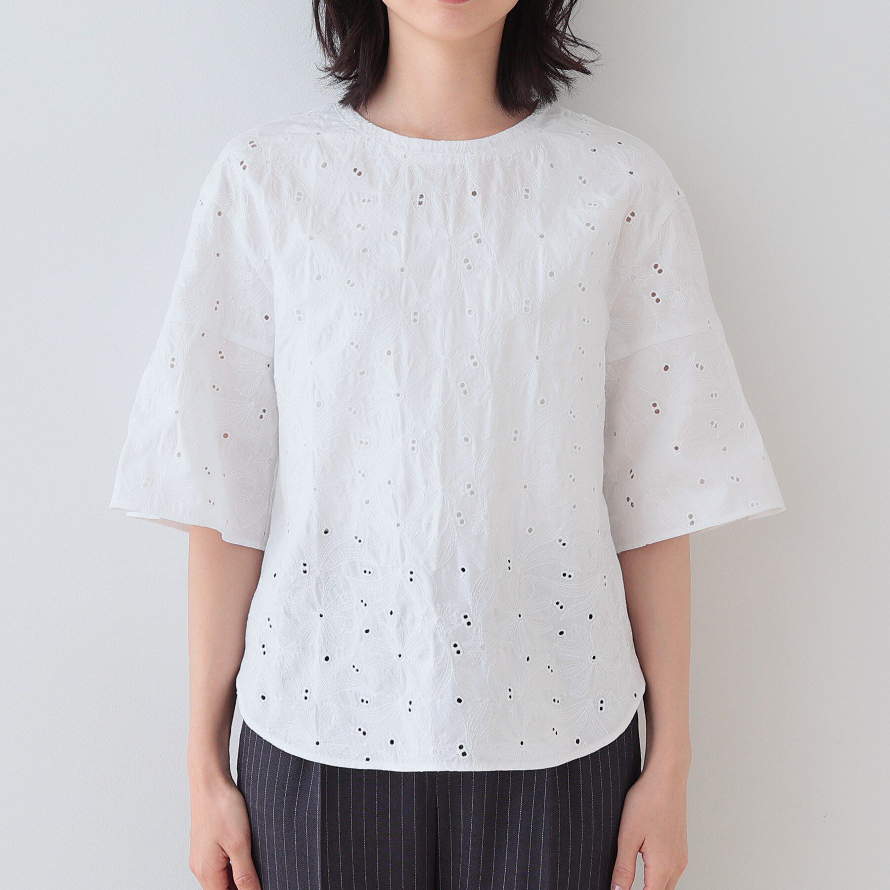 INDIVI「【洗える】フラワーカット刺繍フレアスリーブブラウス」|シャツ・ブラウス|