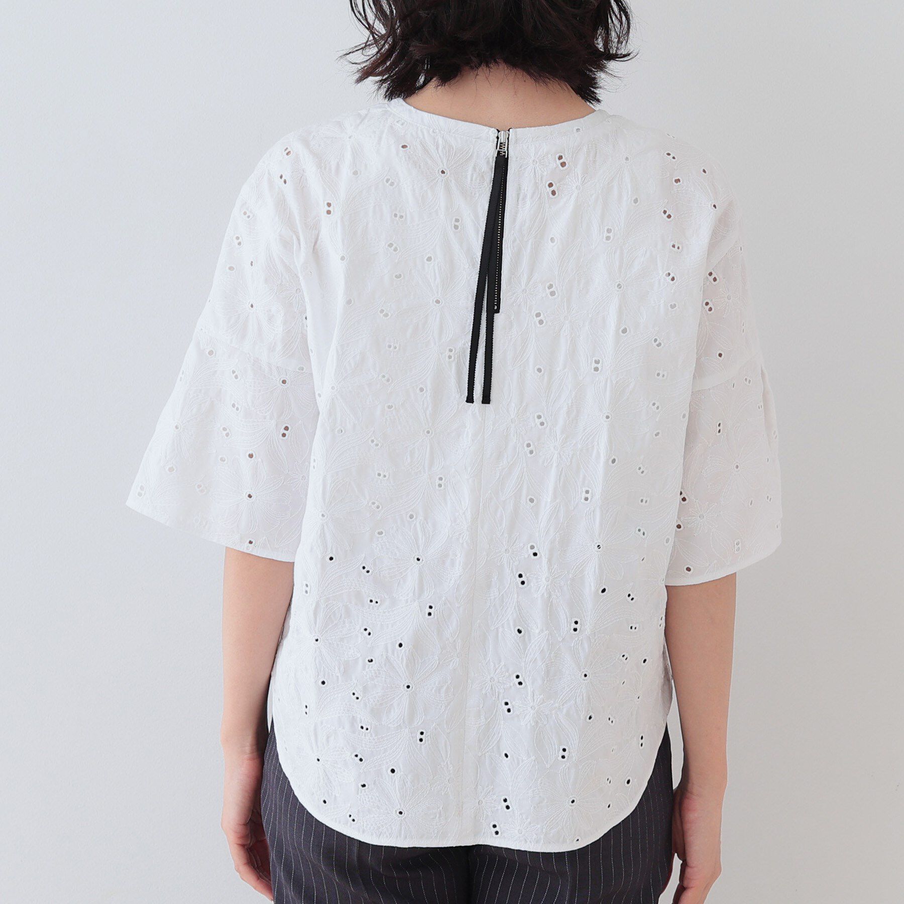 INDIVI「【洗える】フラワーカット刺繍フレアスリーブブラウス」|シャツ・ブラウス|