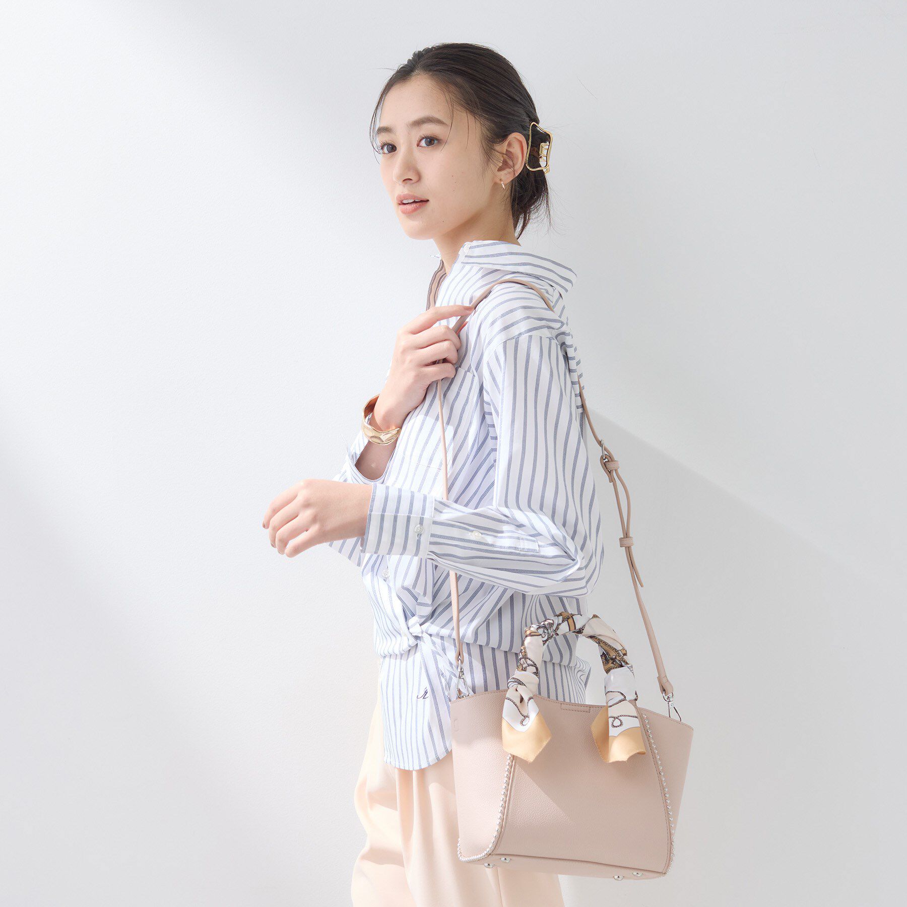 INDIVI「【ミドルサイズ／合皮／ショルダー付】スタッズ風メタルバッグ」|ショルダー・メッセンジャー|ライトピンク(070