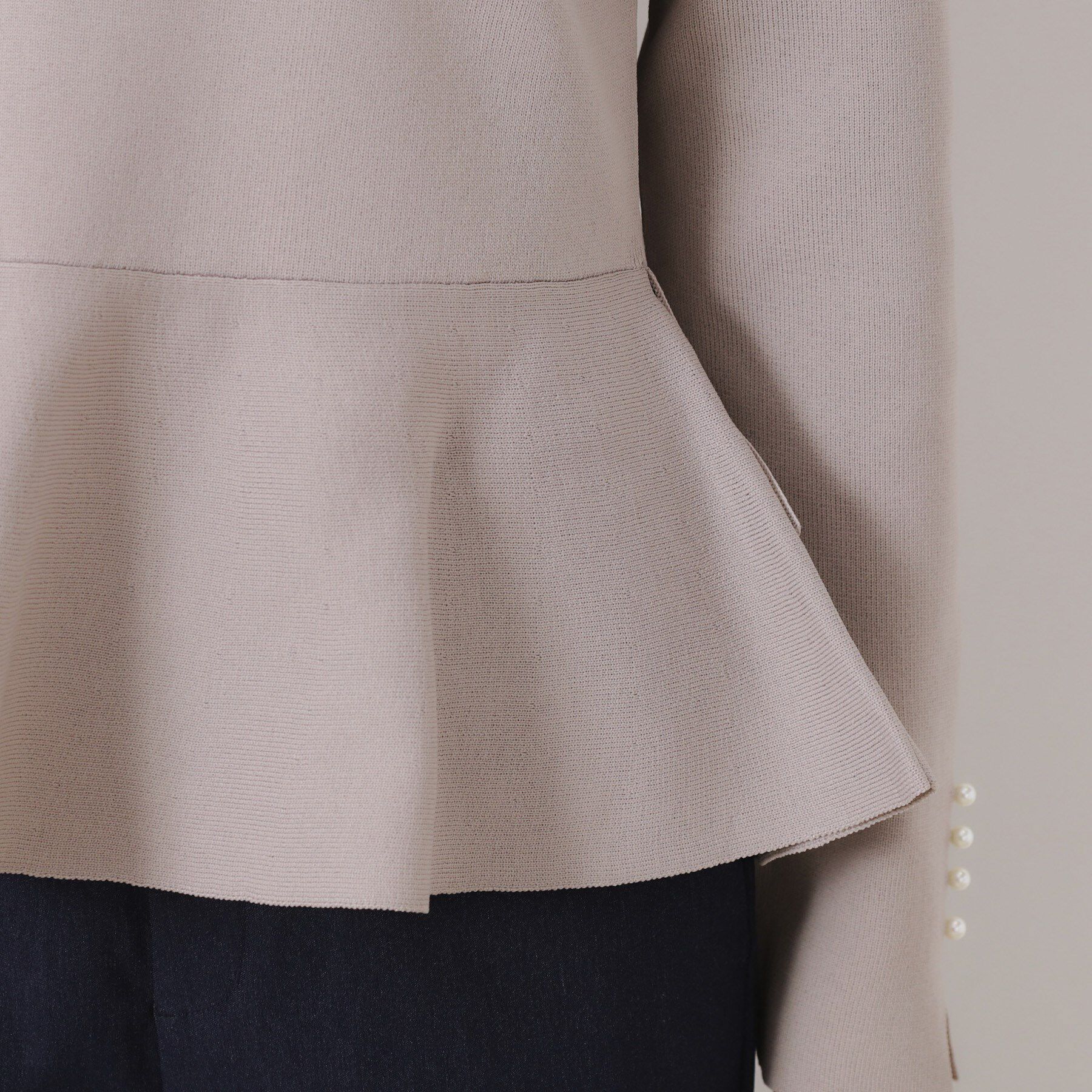 Couture broach「【大人可愛い・通勤】バックパール調ペプラムニット」|ニット・セーター|