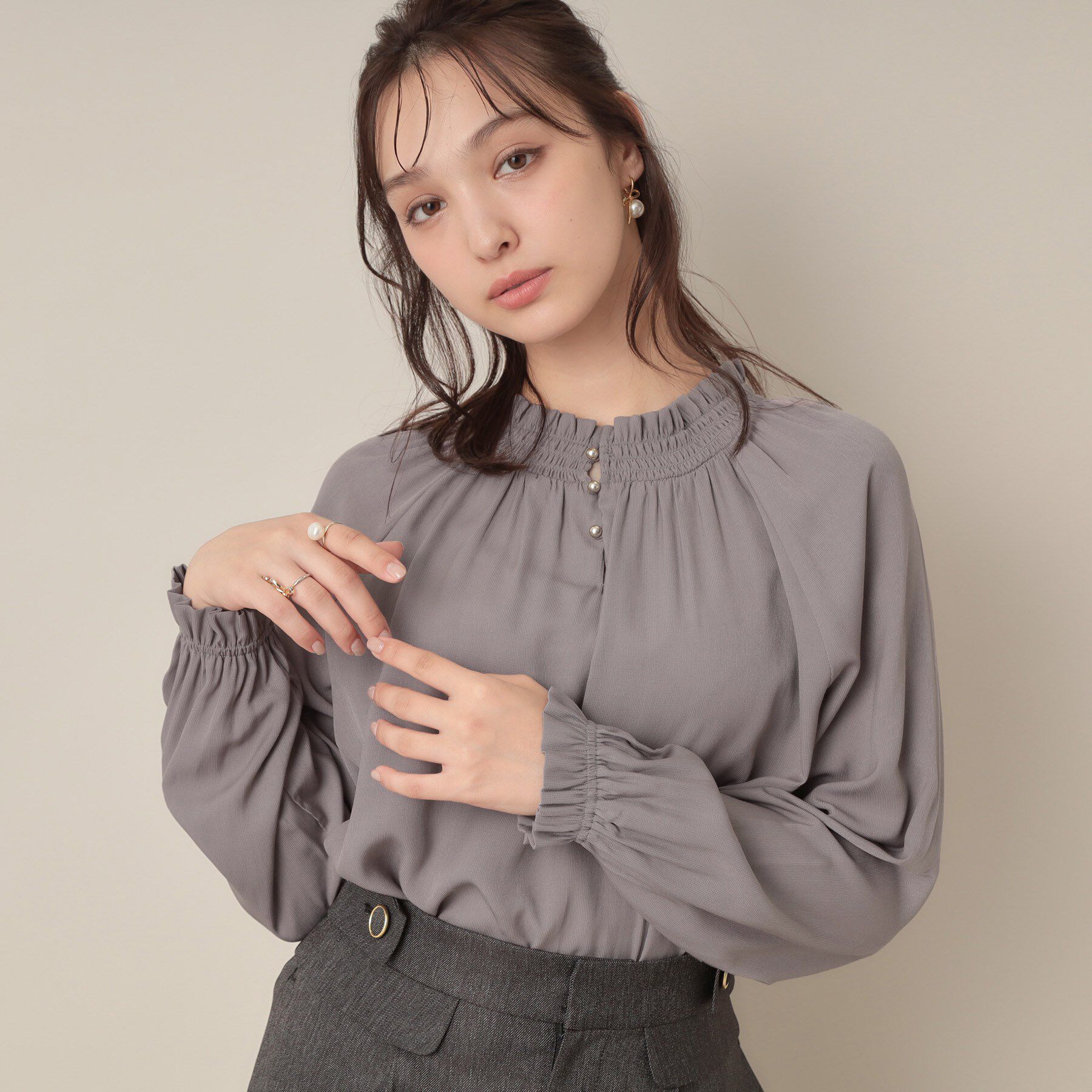 Couture broach「【きれいめ・通勤】RTピケ前後2WAYシャーリングブラウス」|シャツ・ブラウス|