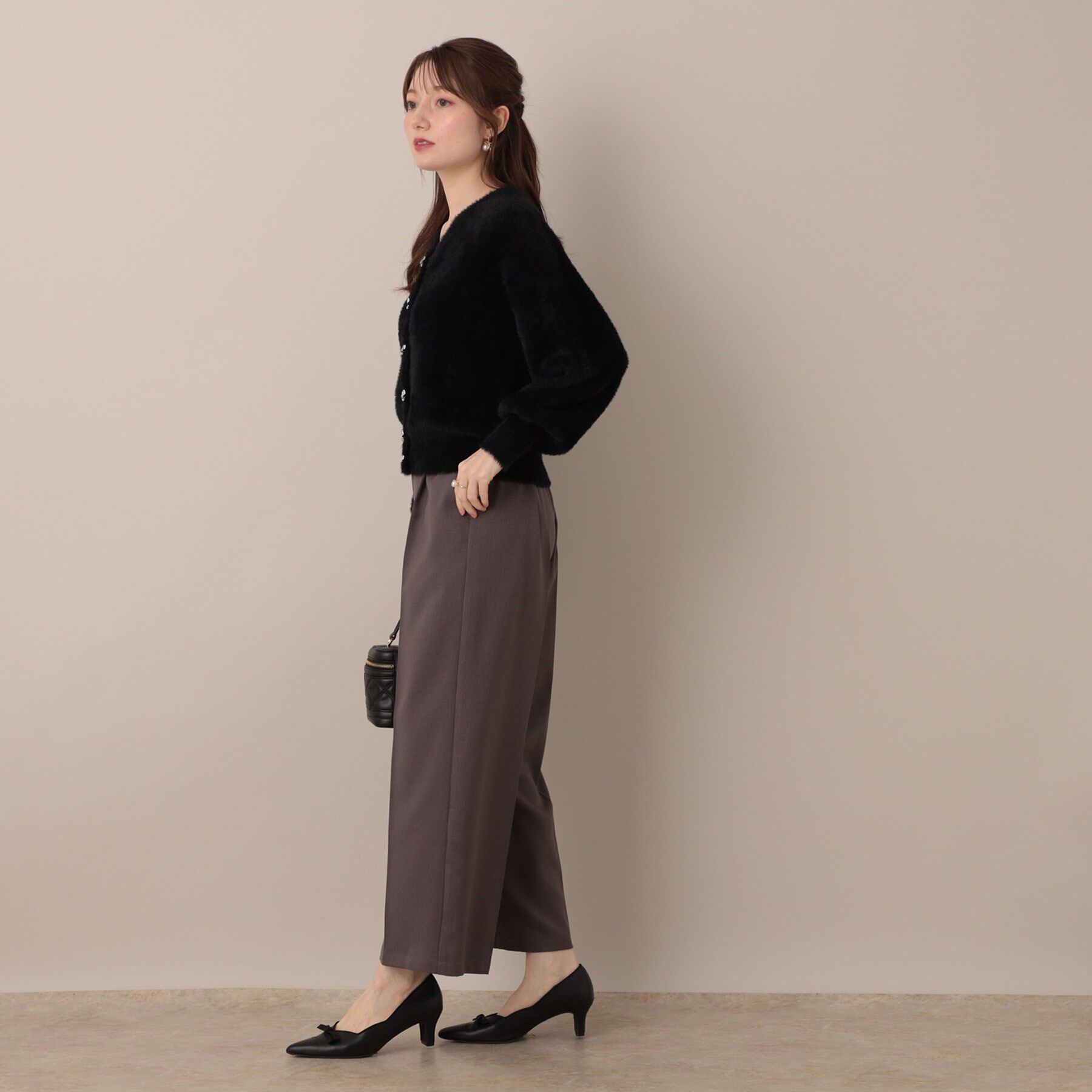 Couture broach「【高見え・大人可愛い】ビジューリボン釦 前後2WAYフェザーカーディガントップス」|カーディガン|