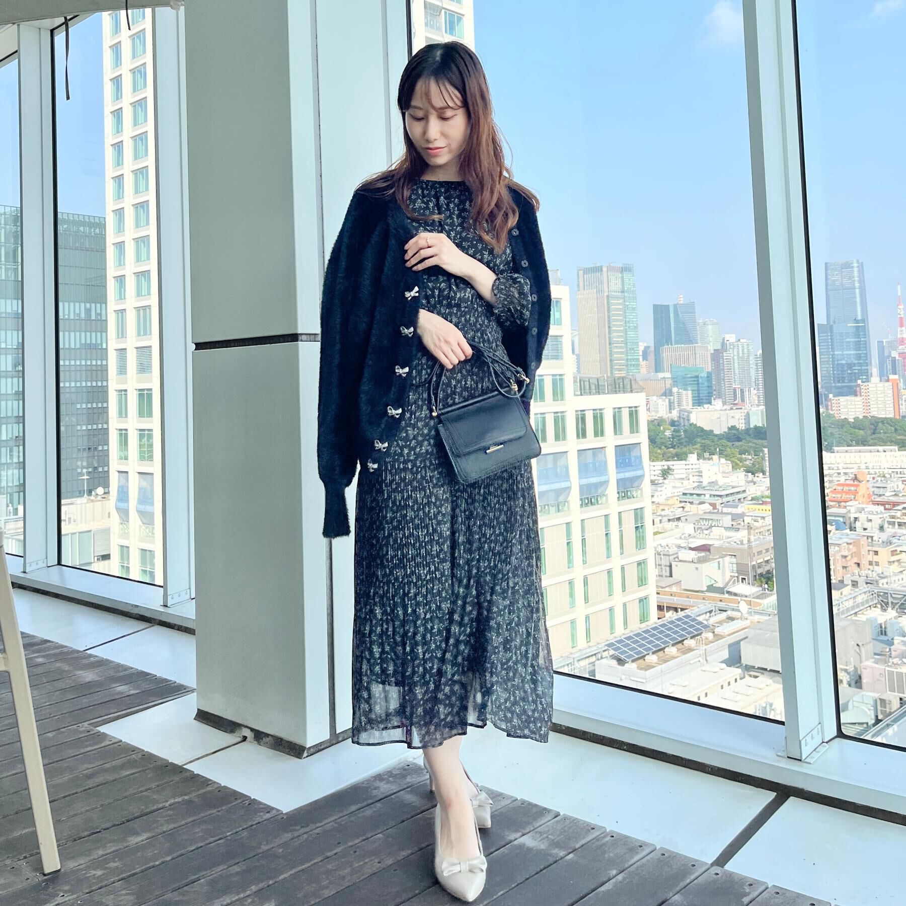 Couture broach「【高見え・大人可愛い】ビジューリボン釦 前後2WAYフェザーカーディガントップス」|カーディガン|