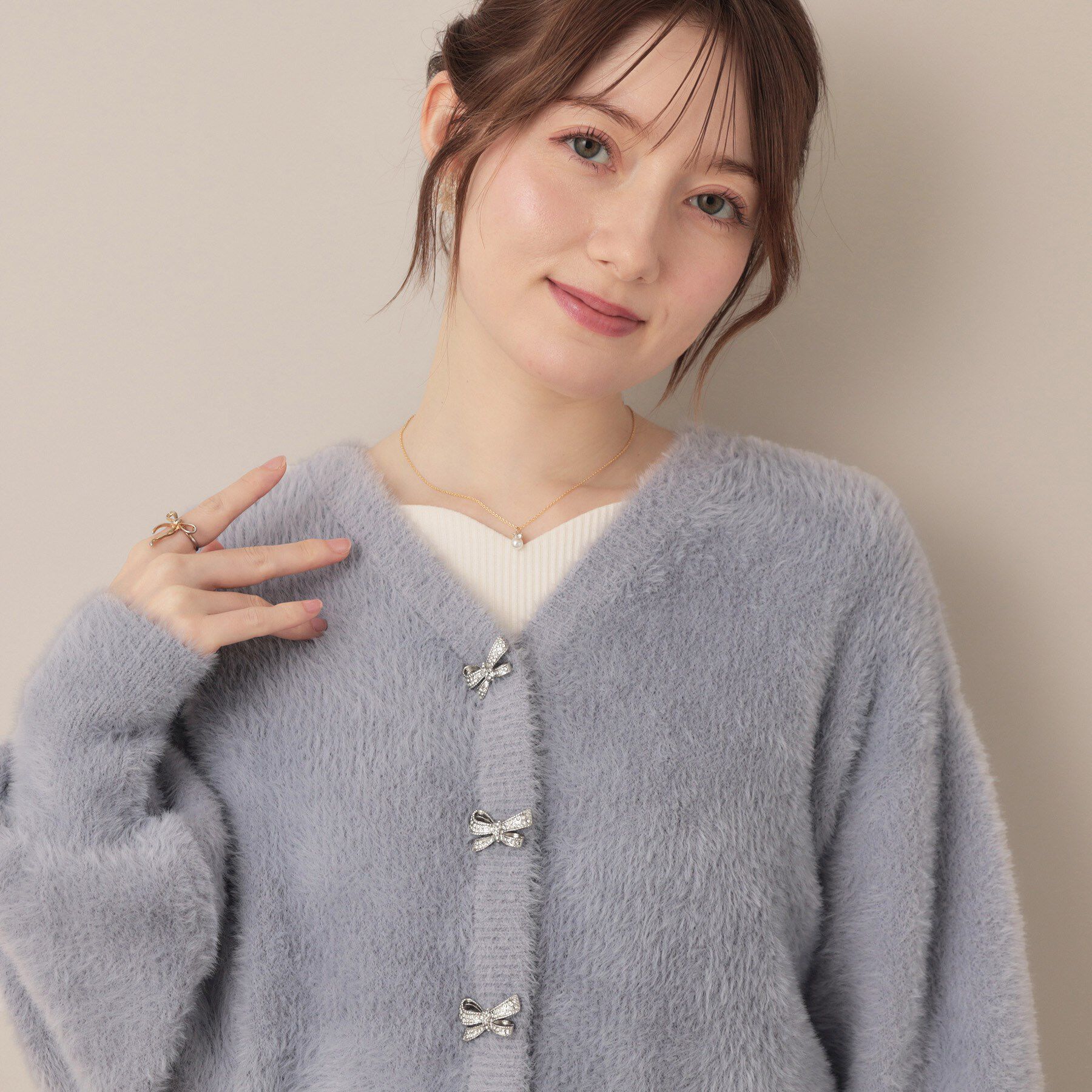 Couture broach「【高見え・大人可愛い】ビジューリボン釦 前後2WAYフェザーカーディガントップス」|カーディガン|
