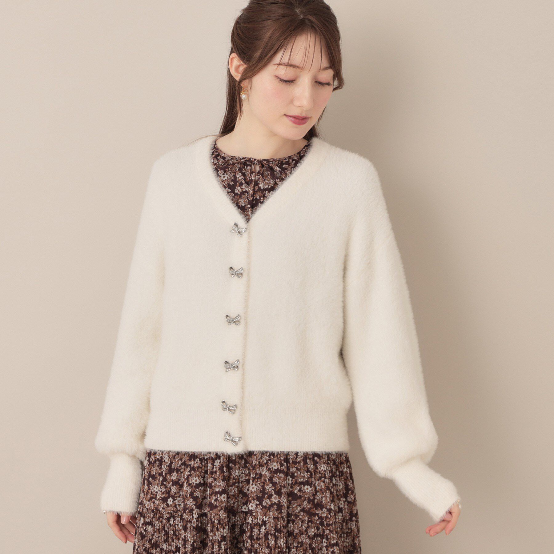 Couture broach「【高見え・大人可愛い】ビジューリボン釦 前後2WAYフェザーカーディガントップス」|カーディガン|