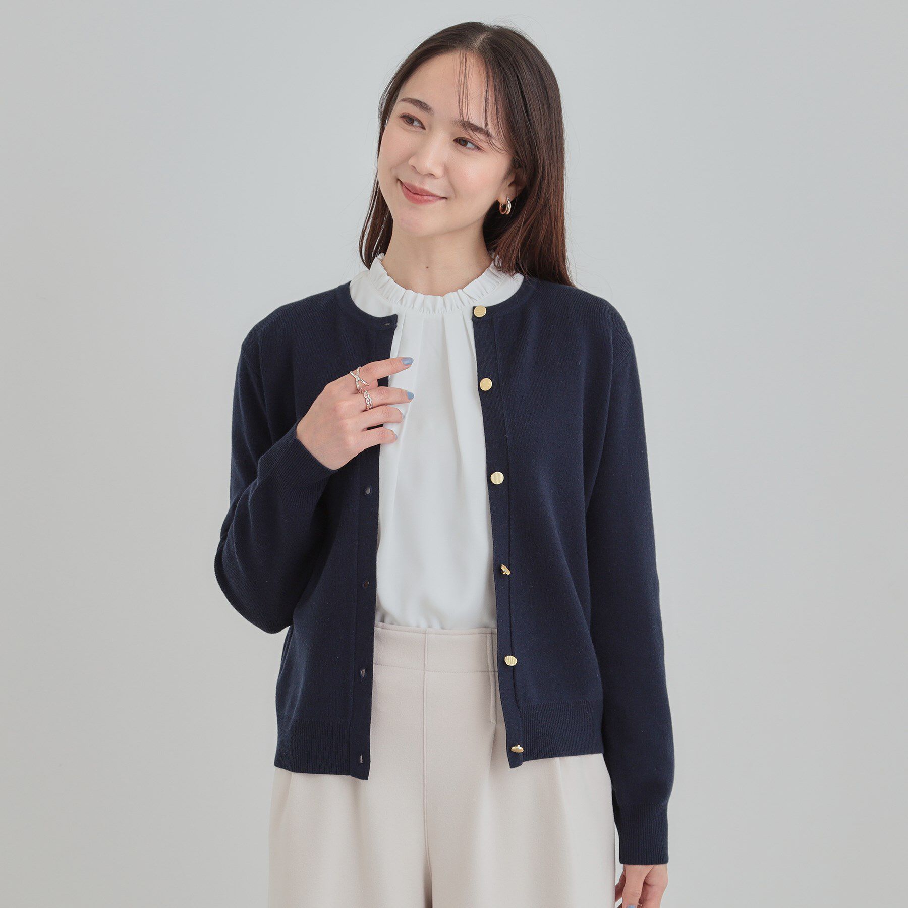 SHOO･LA･RUE「【洗濯機可/S-LL】もちっとやわらか 上品な金ボタン　クルーネックカーディガン」|カーディガン|