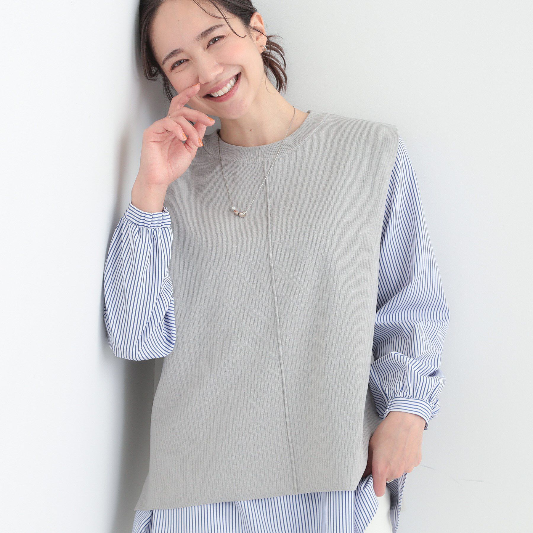 SHOO･LA･RUE「【洗濯機可/2点セット/S-LL】着回し自在 きれい見え ニットベスト＋ブラウス」|ニット・セーター|ライトグレー(011