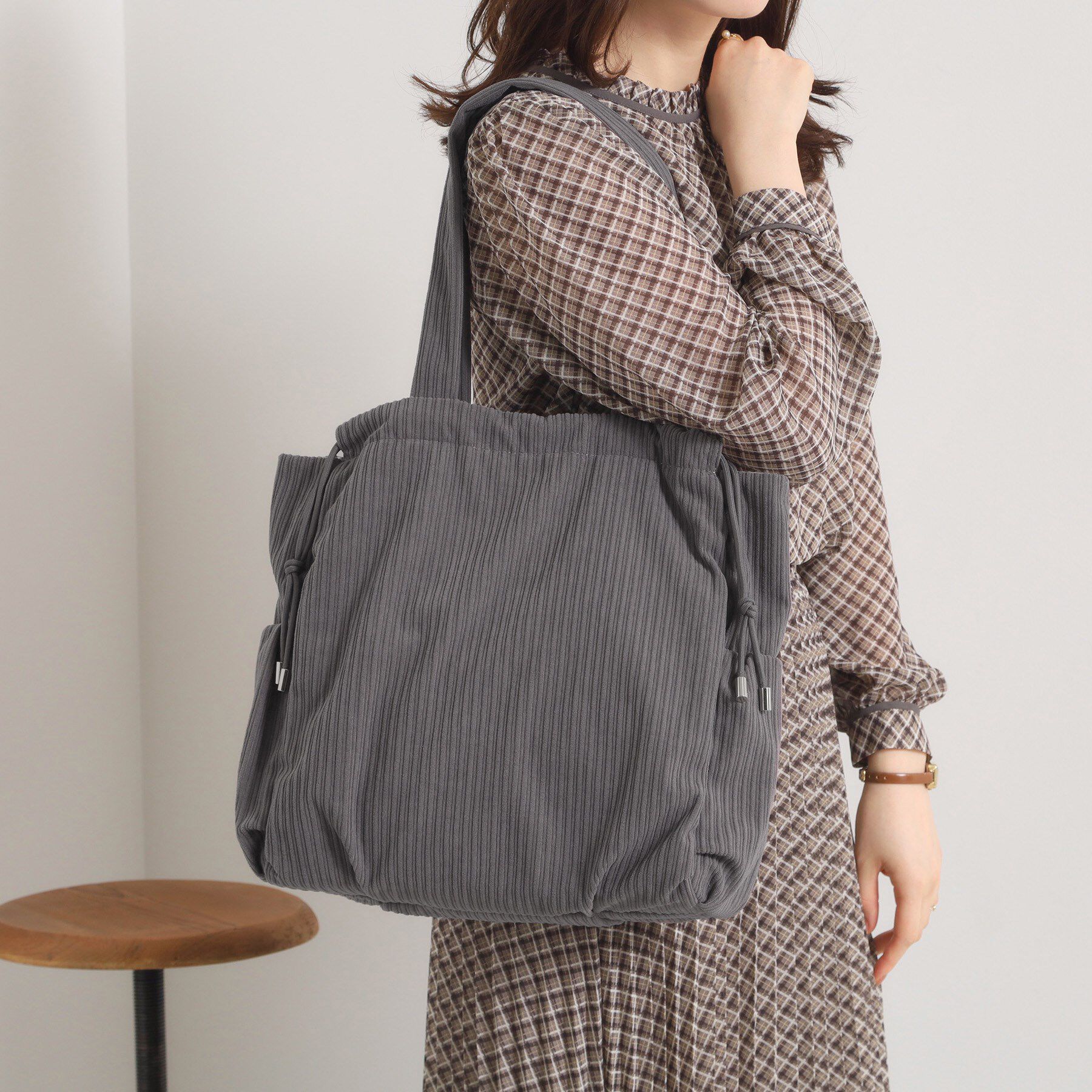 ITS&rsquo;DEMO「【A4対応】コーデュロイ巾着トート」|トートバッグ|グレー(012)