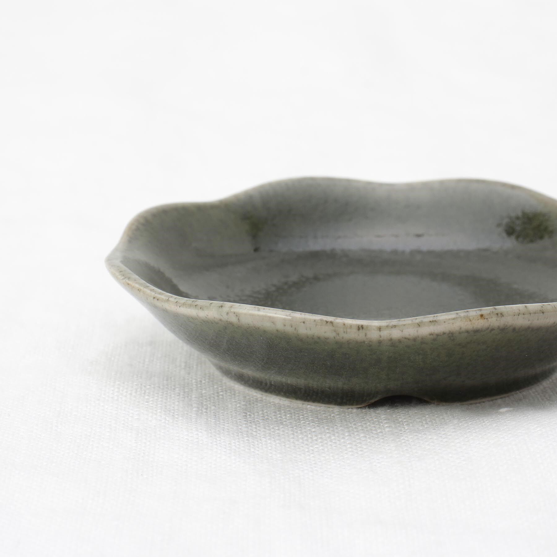 212 KITCHEN STORE「ケイプ 梅形豆皿 オリベグリーン」|食器・キッチングッズ|