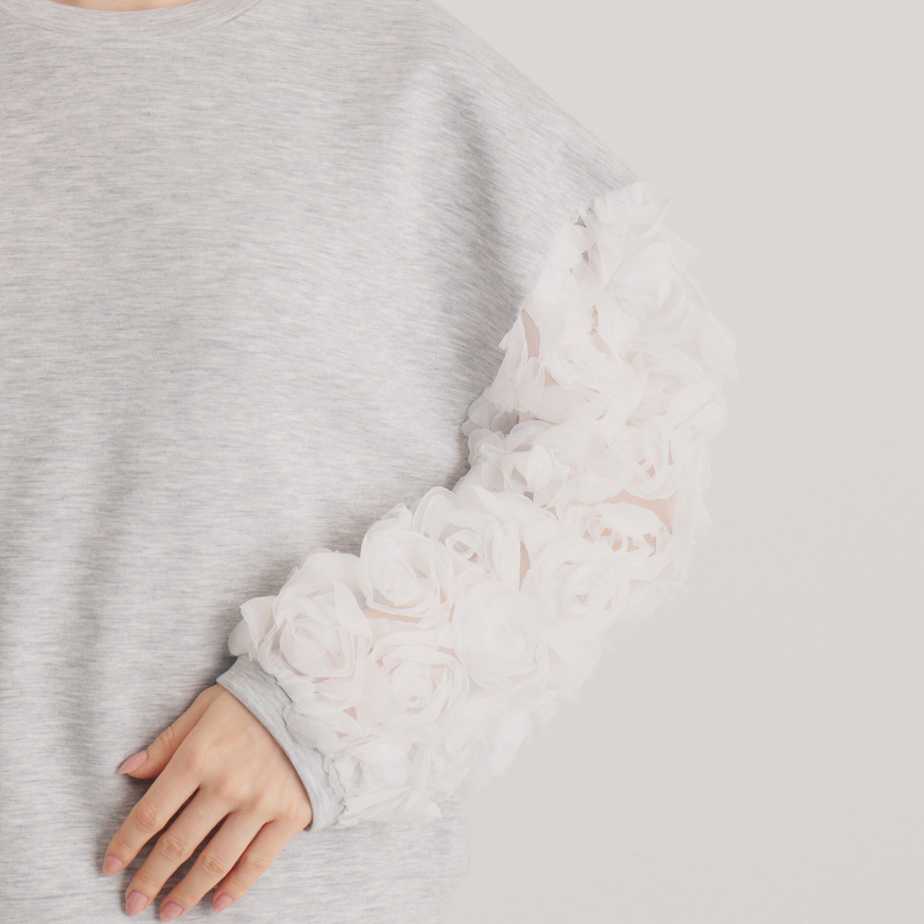 SunaUna「【一足お先に春気分／袖チュールフラワー】ダンボールプルオーバー」|Tシャツ・カットソー|