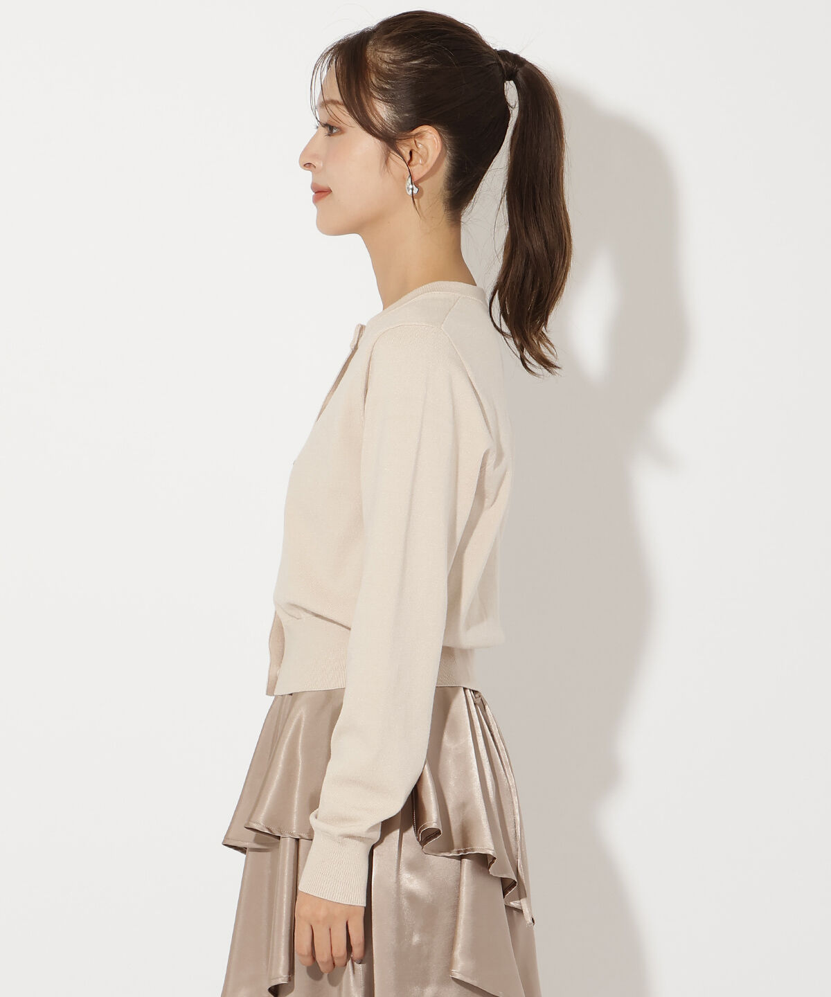 アンドクチュール「ビジューボタンクルーネックカーディガン」|カーディガン|