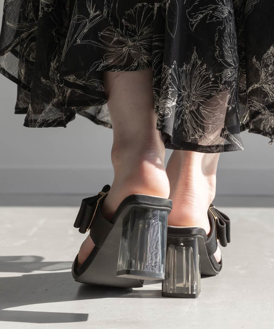  「リボン&times;モノグラムパーツクリアヒールサンダル」|パンプス|