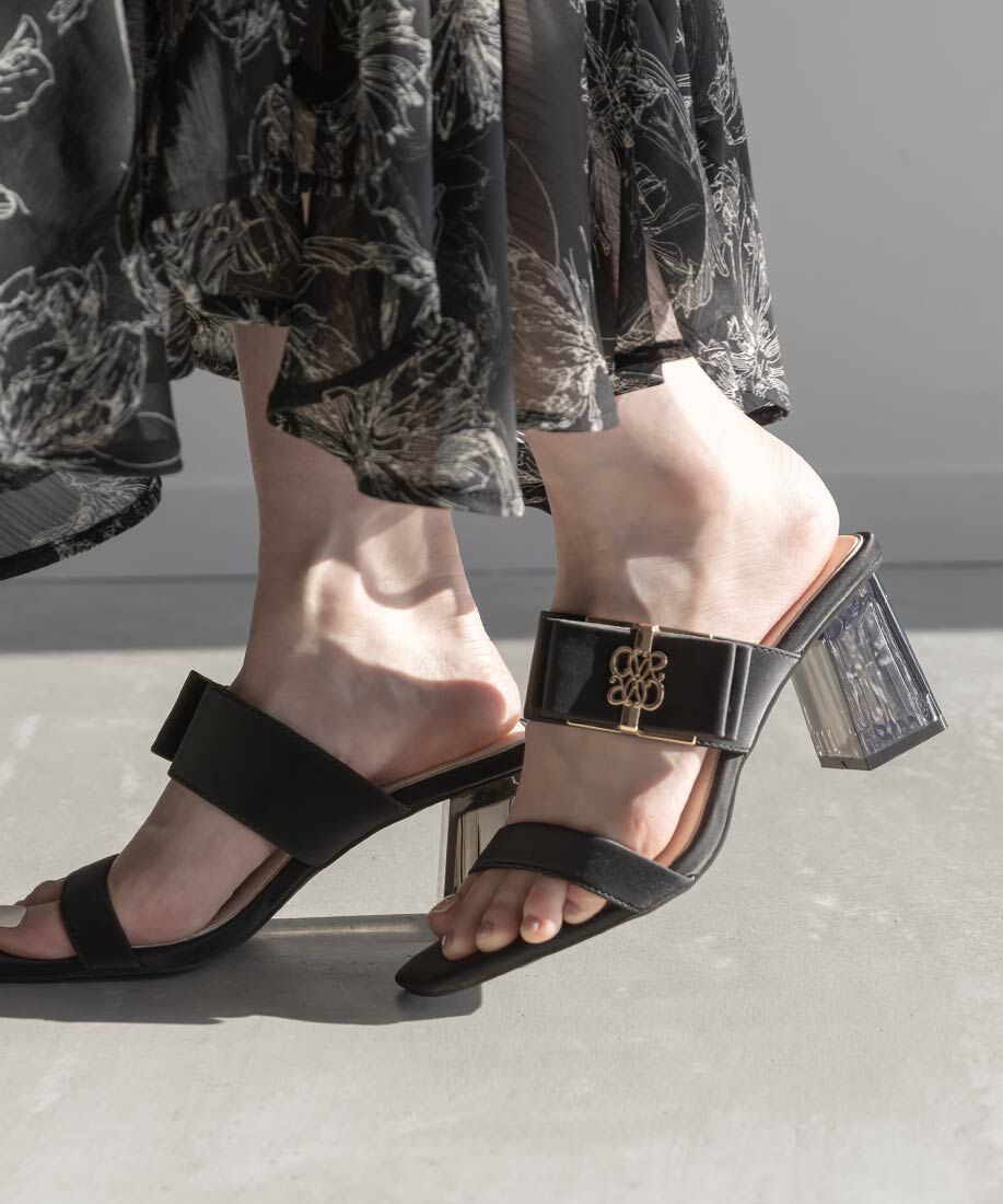  「リボン&times;モノグラムパーツクリアヒールサンダル」|パンプス|