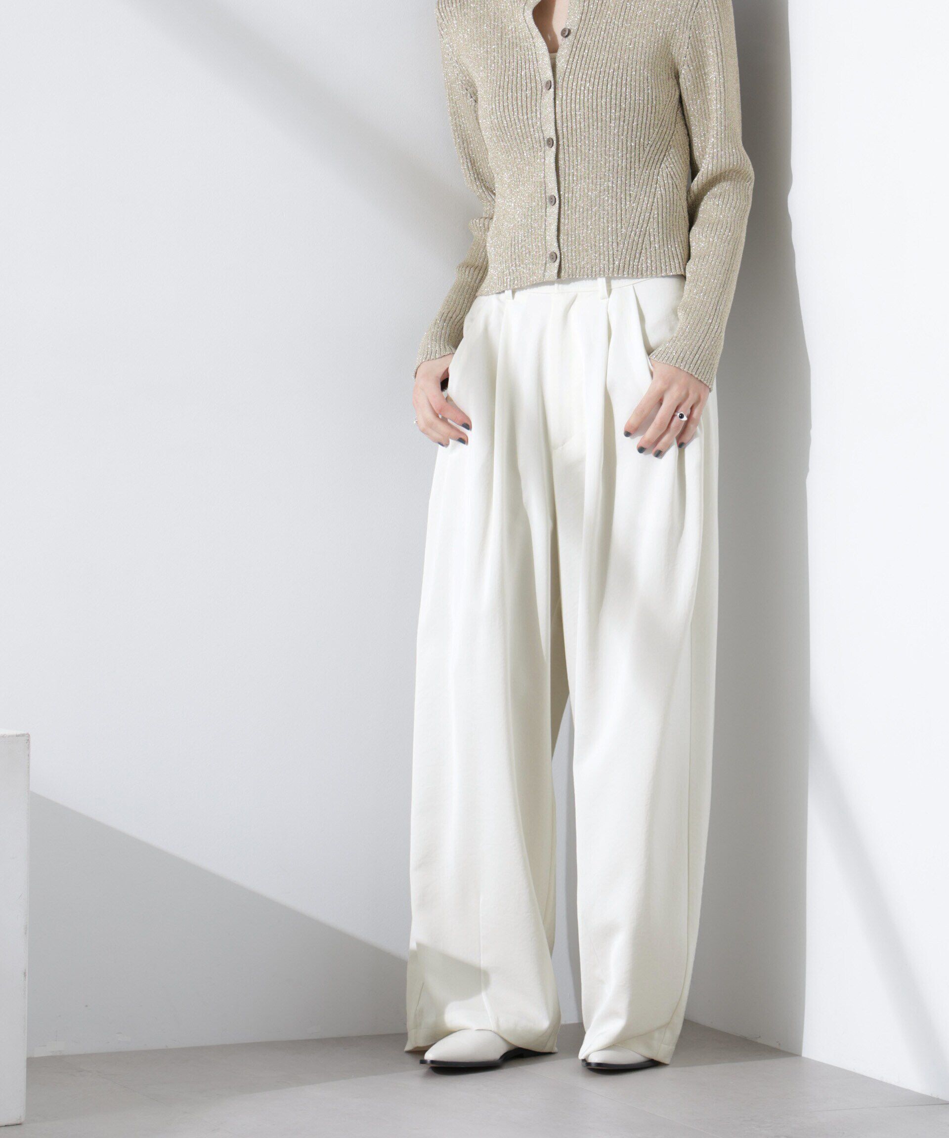 nano･universe「ダルサテンカーブタックパンツ」|チノ|ホワイト