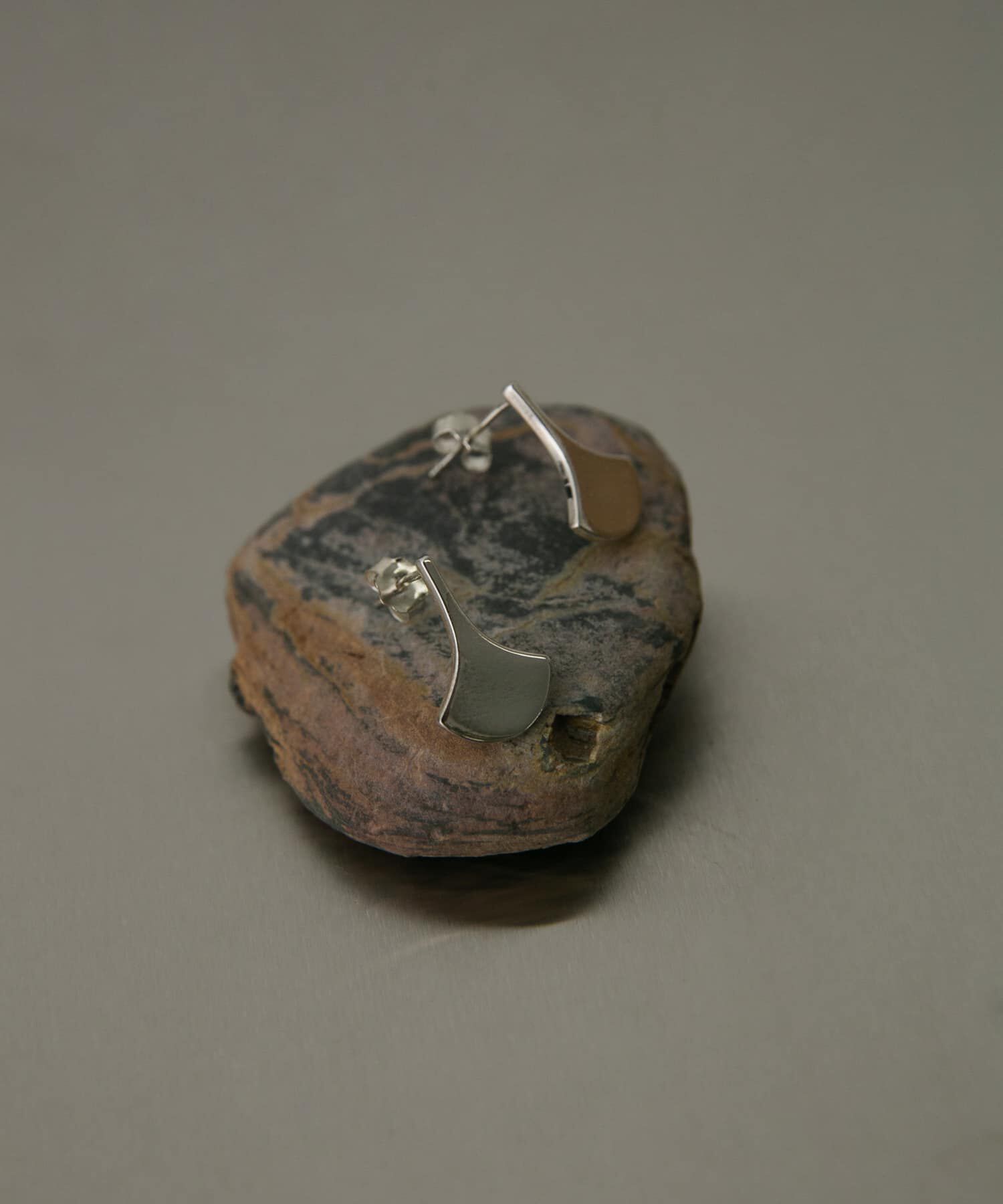 SMELLY「SMELLY so　fan shape pierce」|ピアス|