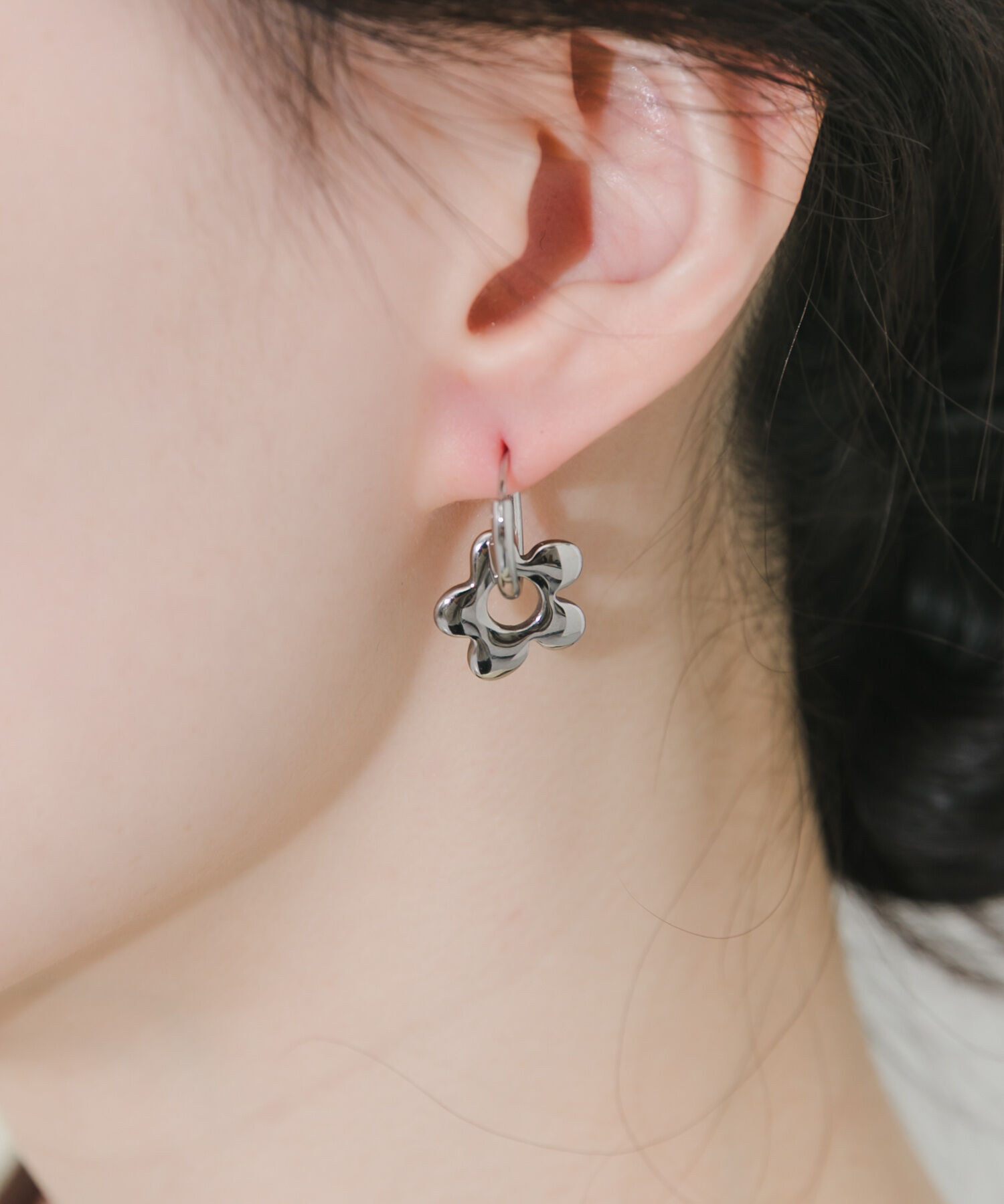 SMELLY「ステンレスフラワーチャームフープピアス」|ピアス|