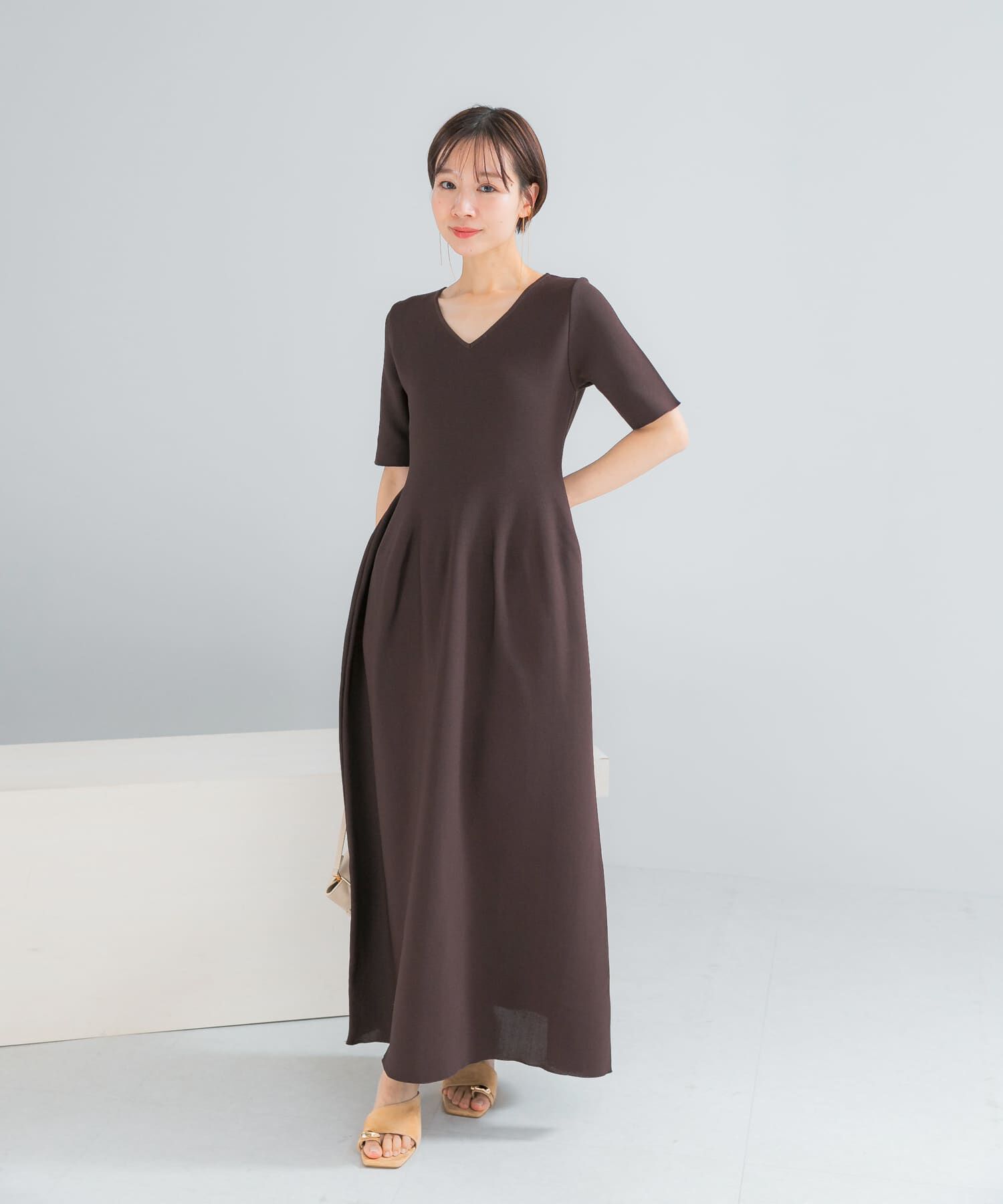 URBAN RESEARCH ROSSO「『一部WEB限定カラー』フォルムニットVネックワンピース」|ワンピース|