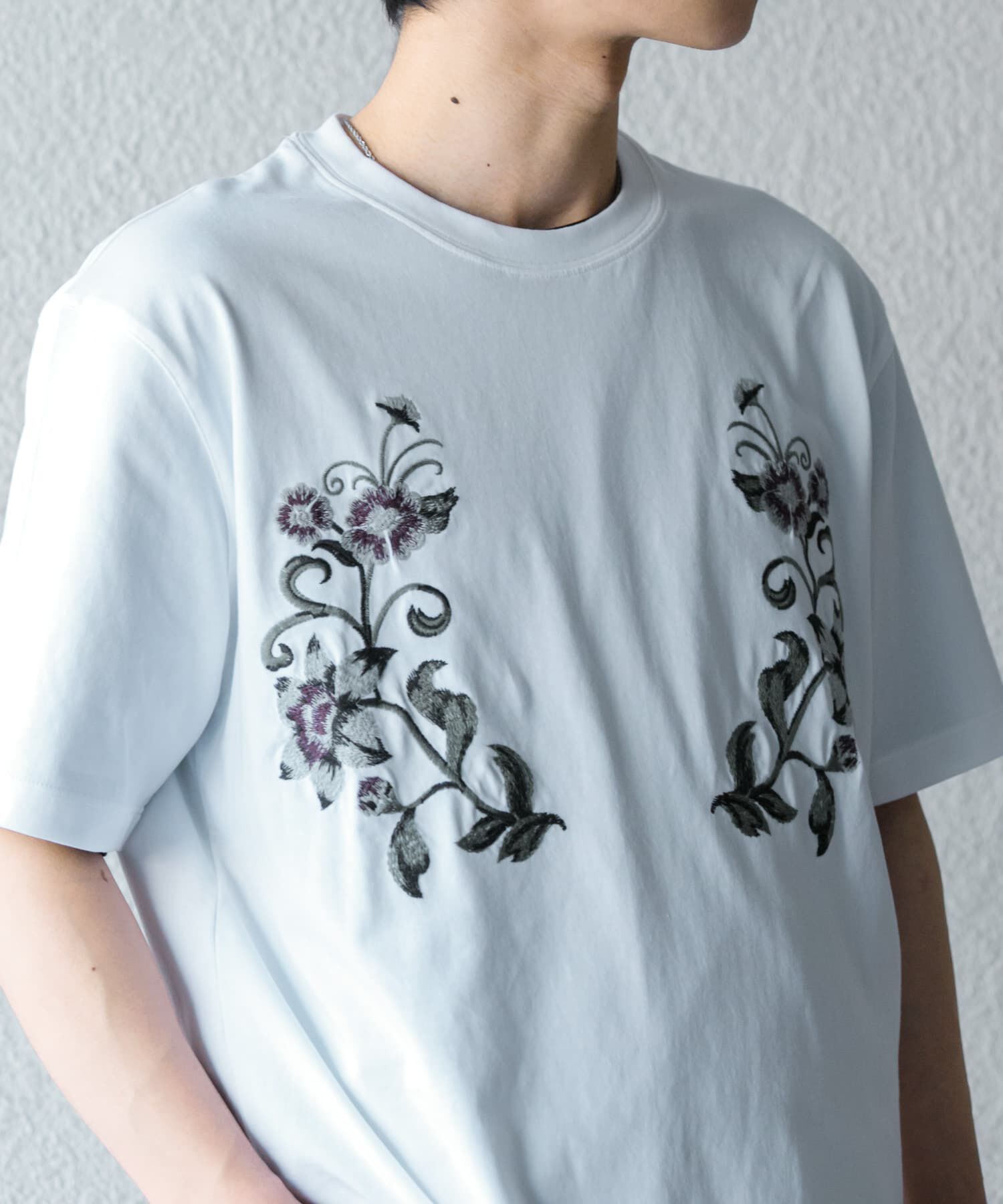 SENSE OF PLACE by URBAN RESEARCH「ボタニカルシシュウクルーネックTシャツ(5分袖)」|Tシャツ・カットソー|