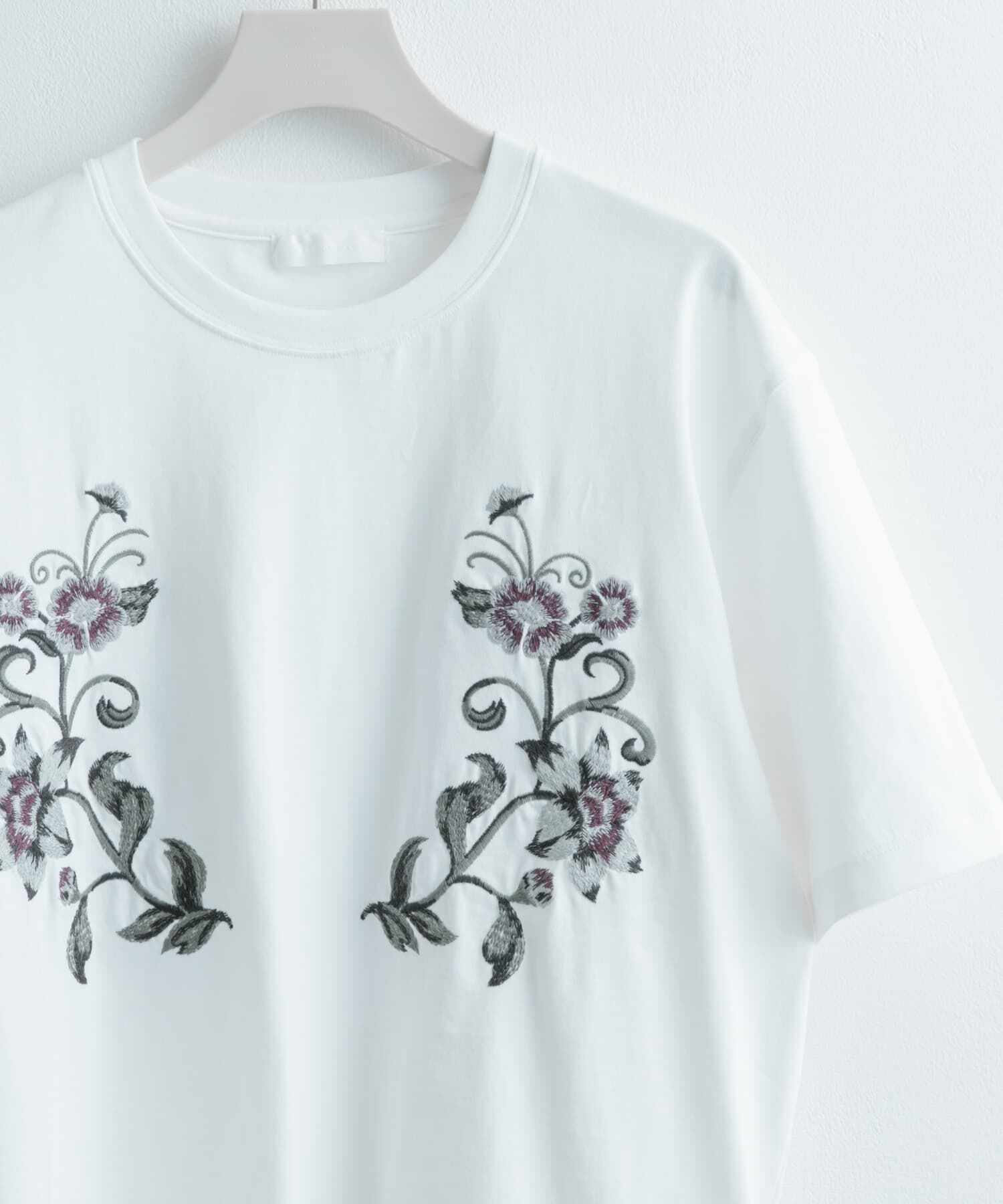 SENSE OF PLACE by URBAN RESEARCH「ボタニカルシシュウクルーネックTシャツ(5分袖)」|Tシャツ・カットソー|