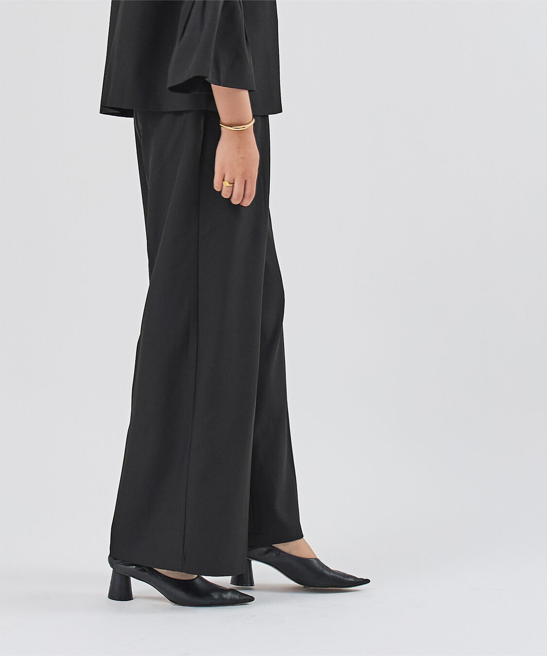 ur's「1タックセンタープレスワイドパンツ」|スラックス|