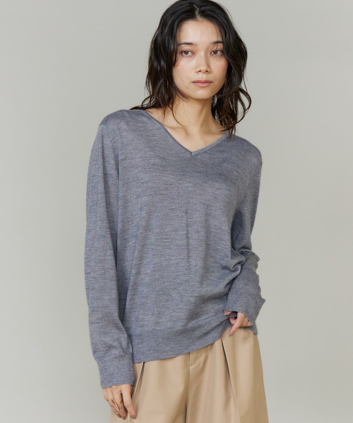 INED「《CONTESSA》シルクカシミヤVネックニット」|ニット・セーター|グレー1