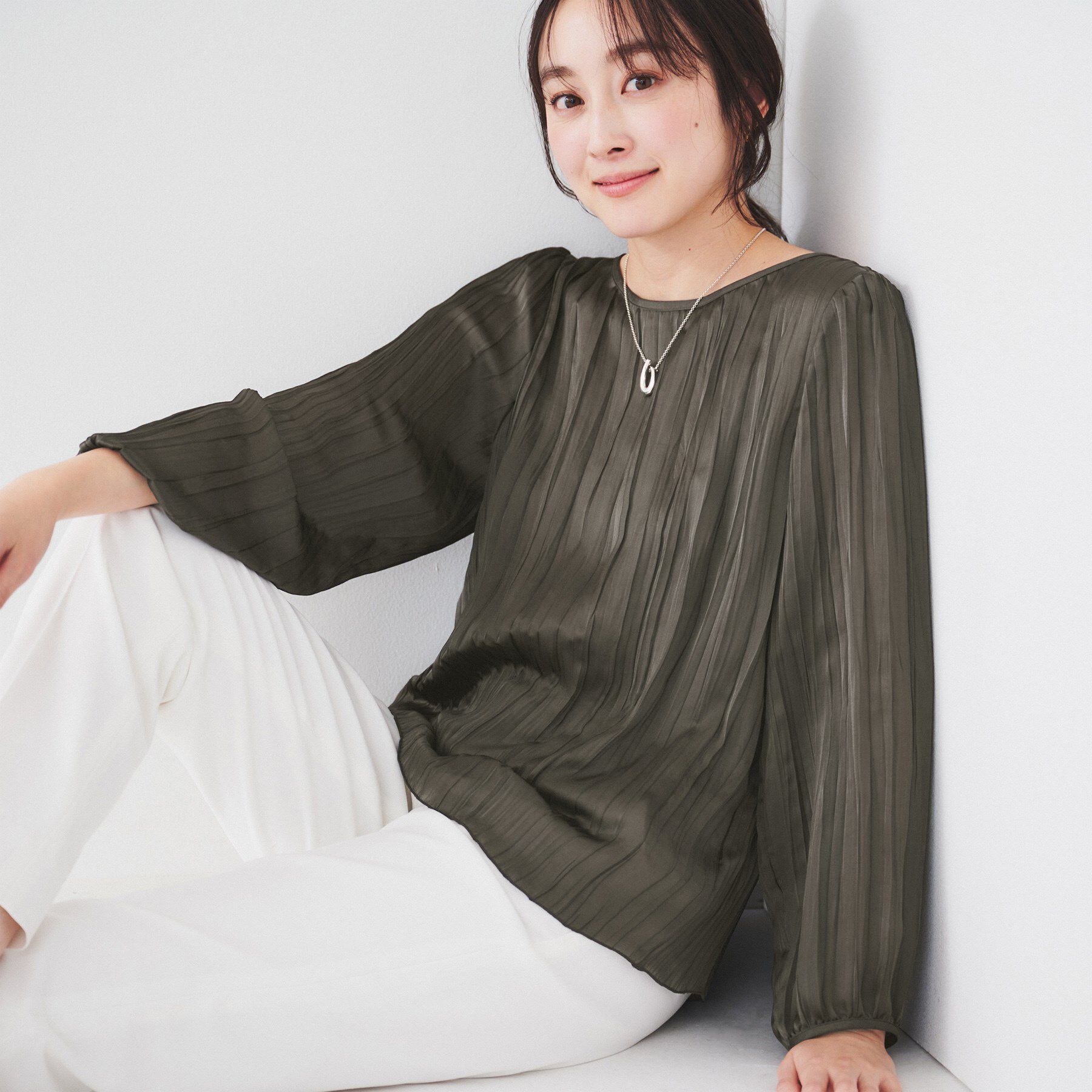 UNTITLED「【きれいめ/エレガント】サテンオーガンジー インナーブラウス」|シャツ・ブラウス|チャコールグレー(0