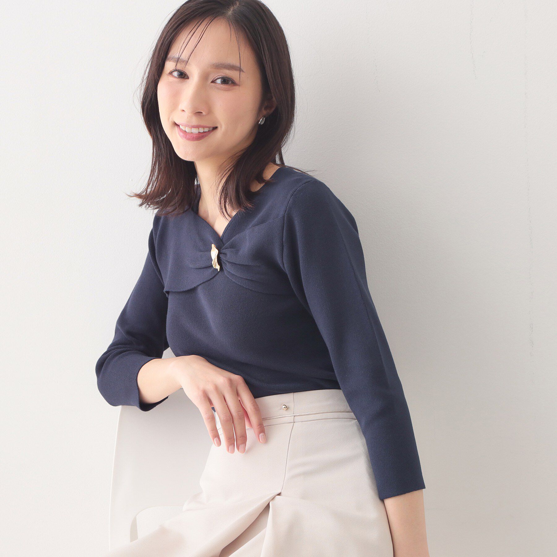 index「ブローチ風ゴールドパーツ付きアシメニット【洗濯機OK／坑ピル】」|ニット・セーター|