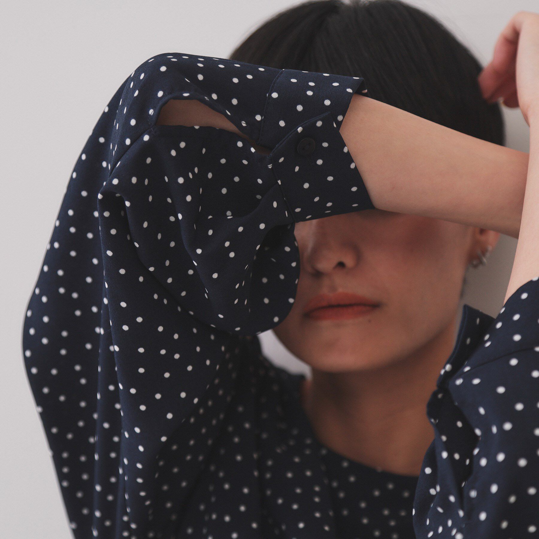 OPAQUE.CLIP「ドットプリントタックブラウス【洗濯機洗い可】」|シャツ・ブラウス|