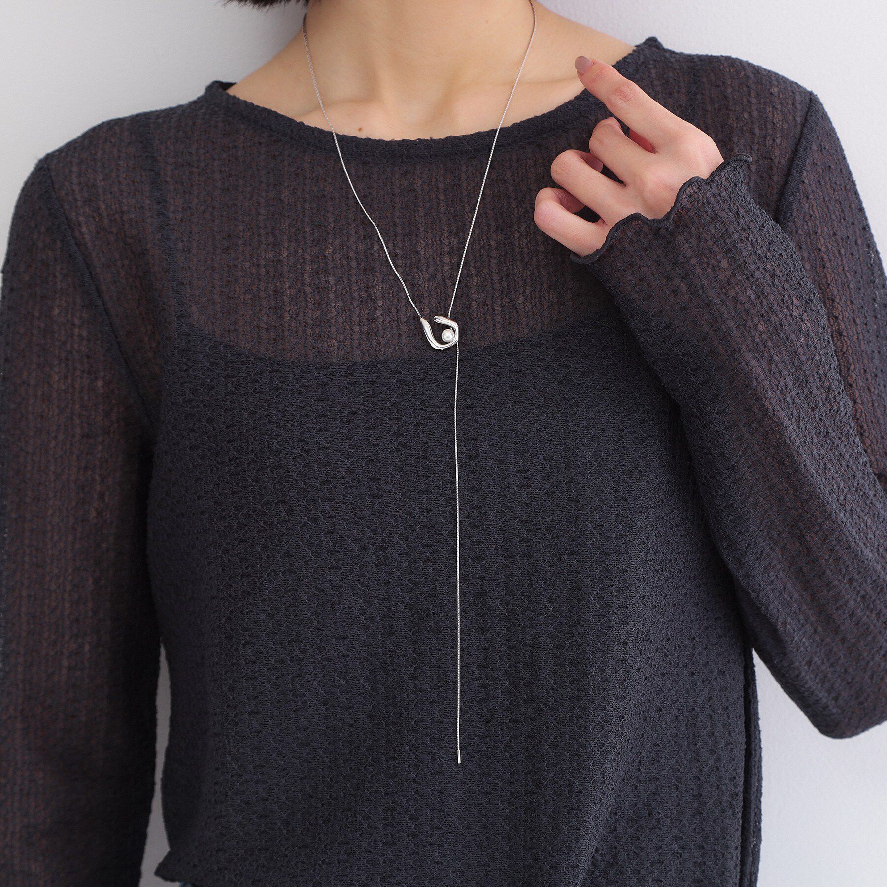 OPAQUE.CLIP「U字メタル&times;フェイクパール ロングスライドネックレス」|ネックレス|