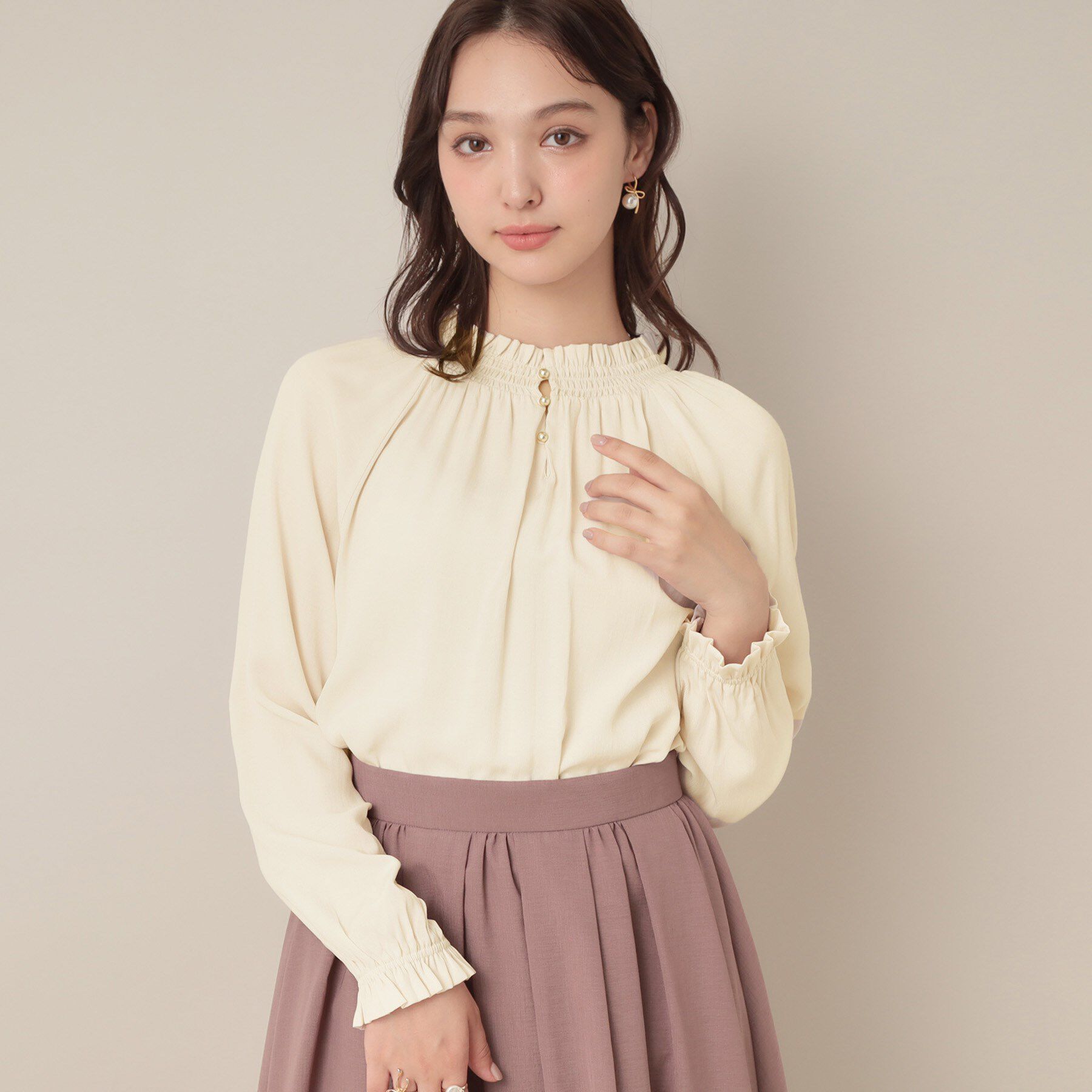 Couture broach「【きれいめ・通勤】RTピケ前後2WAYシャーリングブラウス」|シャツ・ブラウス|