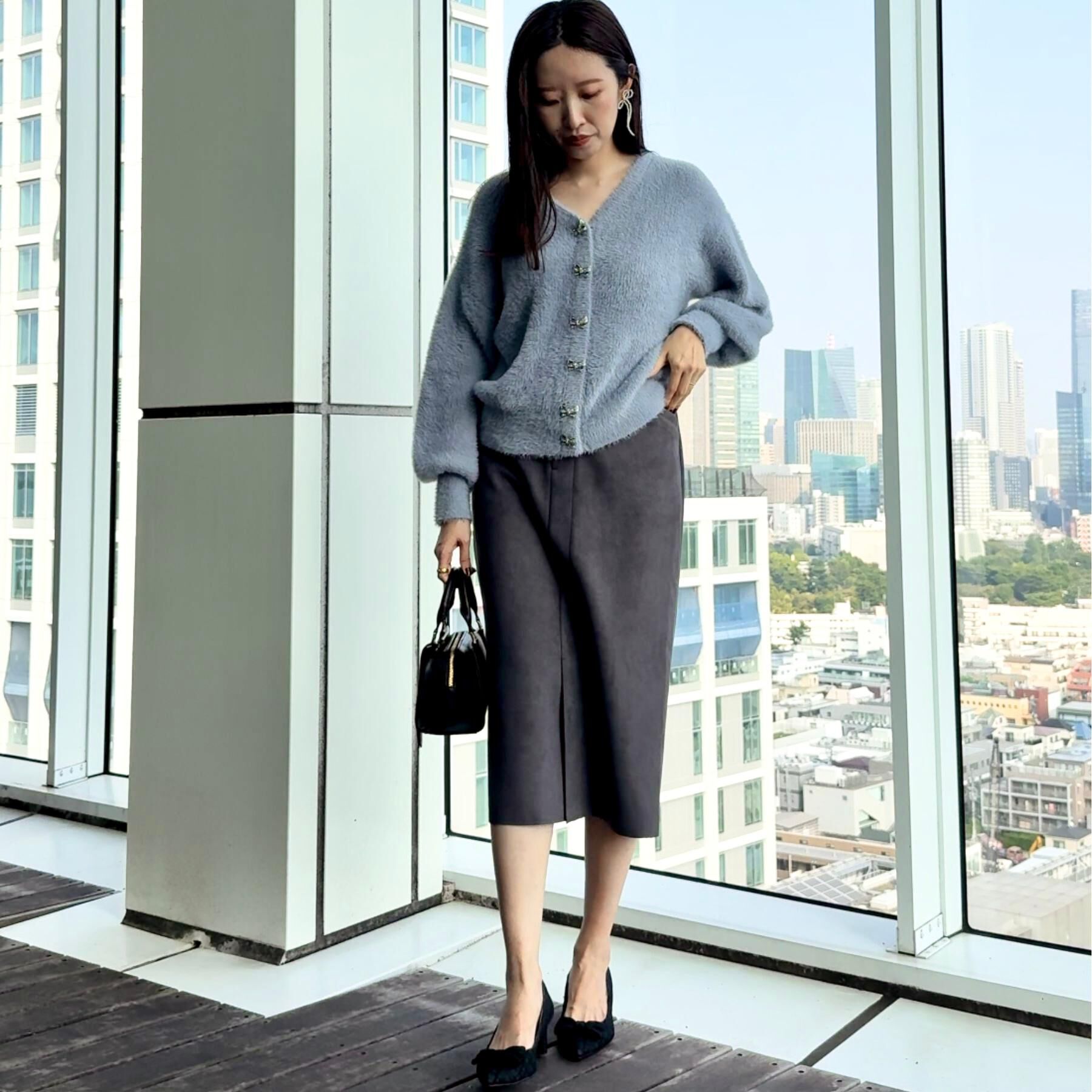 Couture broach「【高見え・大人可愛い】ビジューリボン釦 前後2WAYフェザーカーディガントップス」|カーディガン|