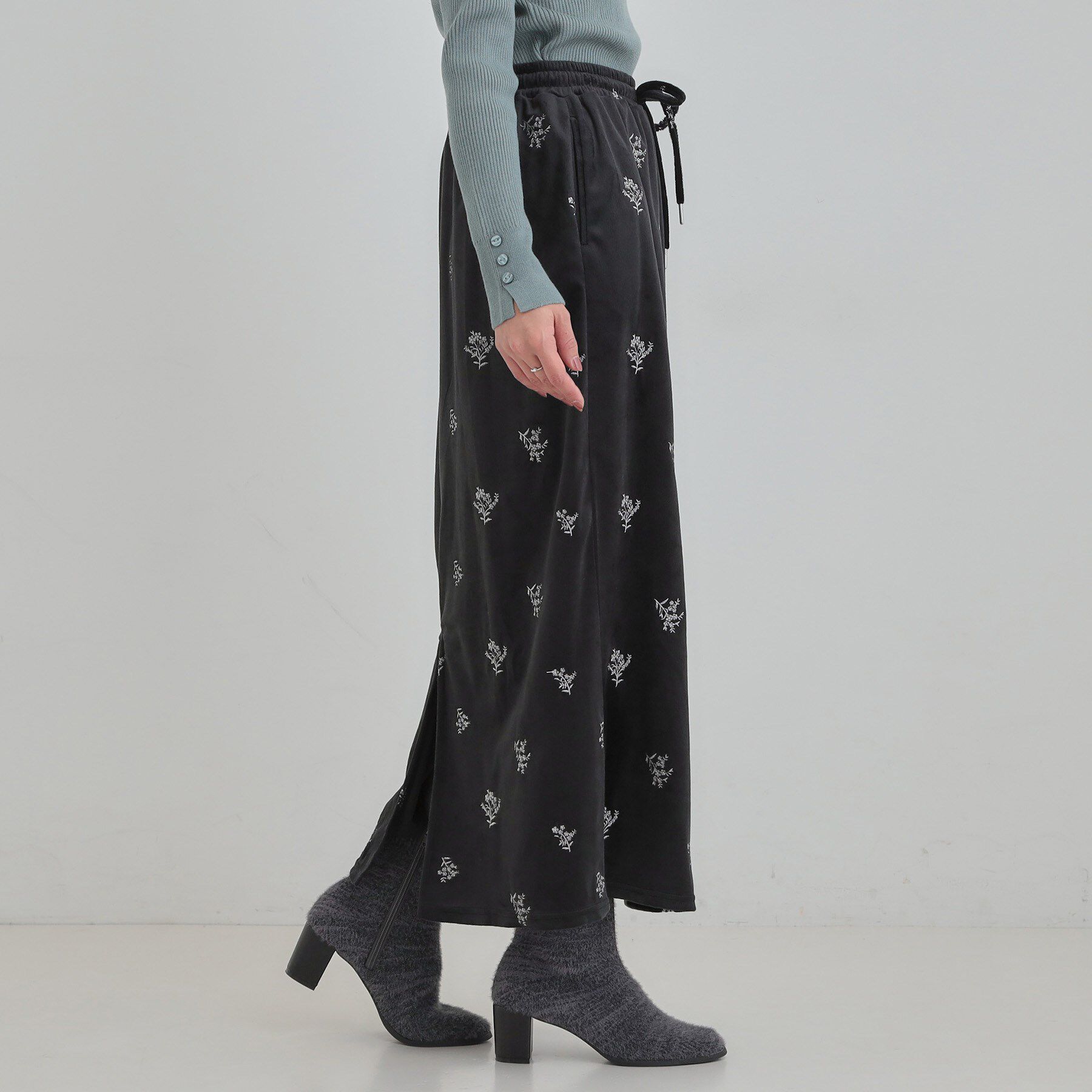 SHOO･LA･RUE「大人な小花柄が魅力の 刺繍ベロア調ナロースカート」|スカート|