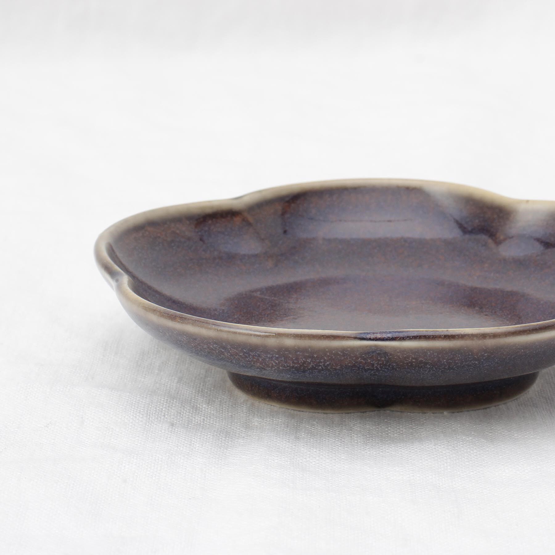 212 KITCHEN STORE「ケイプ 梅形小皿 レーズンブラウン」|食器・キッチングッズ|