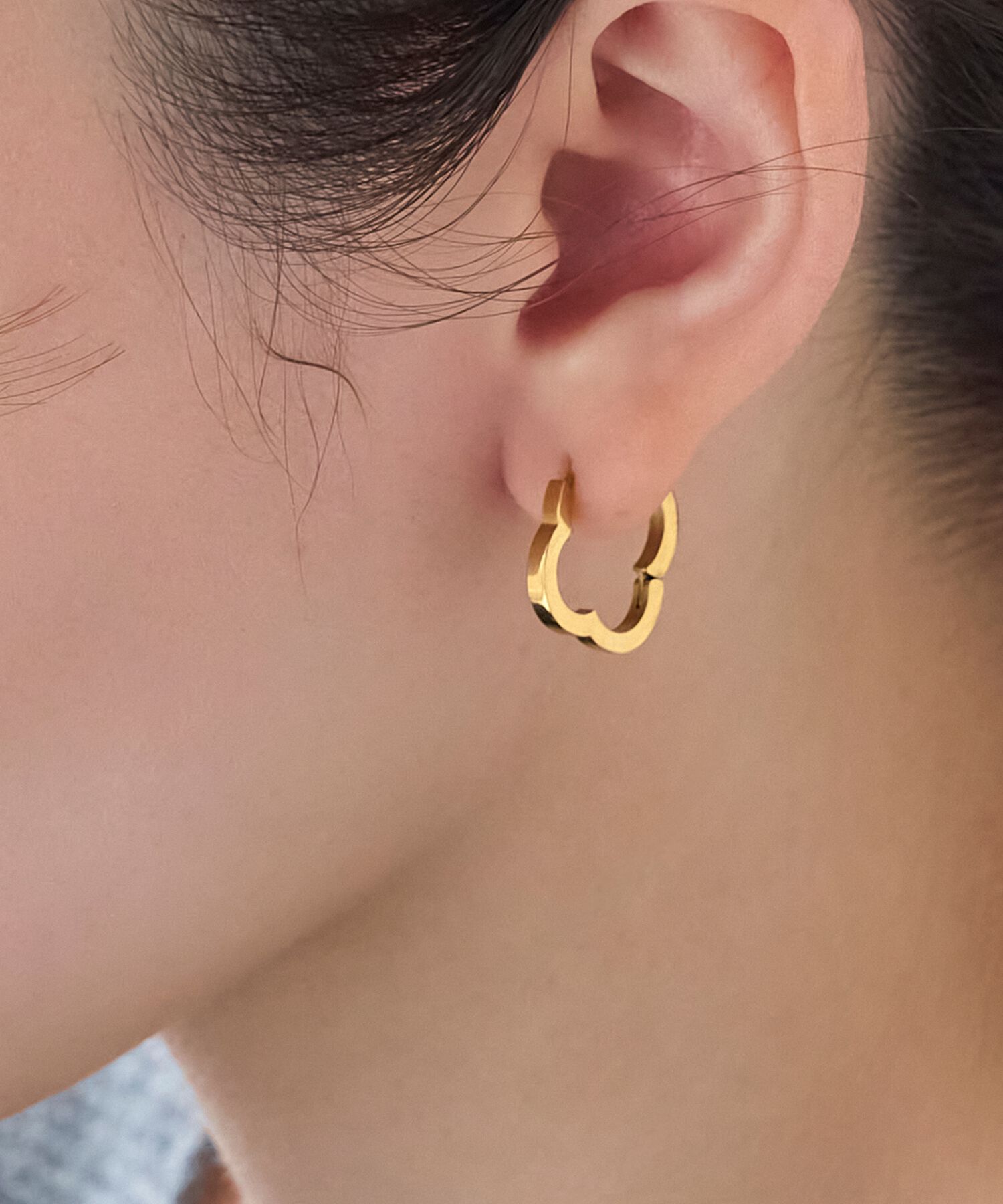 Phoebe「【金属アレルギー対応】フラワーワンタッチフープピアス　ゴールド/サージカルステンレス（片耳）」|ピアス|