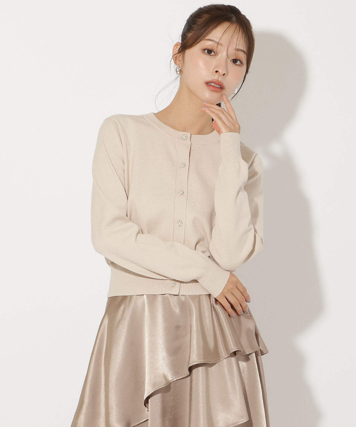 アンドクチュール「ビジューボタンクルーネックカーディガン」|カーディガン|