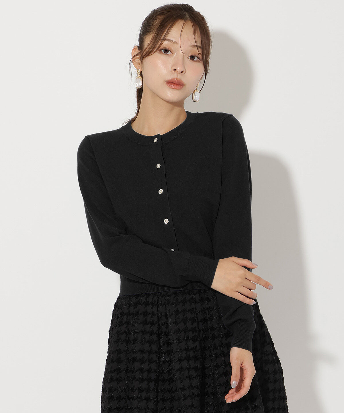 アンドクチュール「ビジューボタンクルーネックカーディガン」|カーディガン|