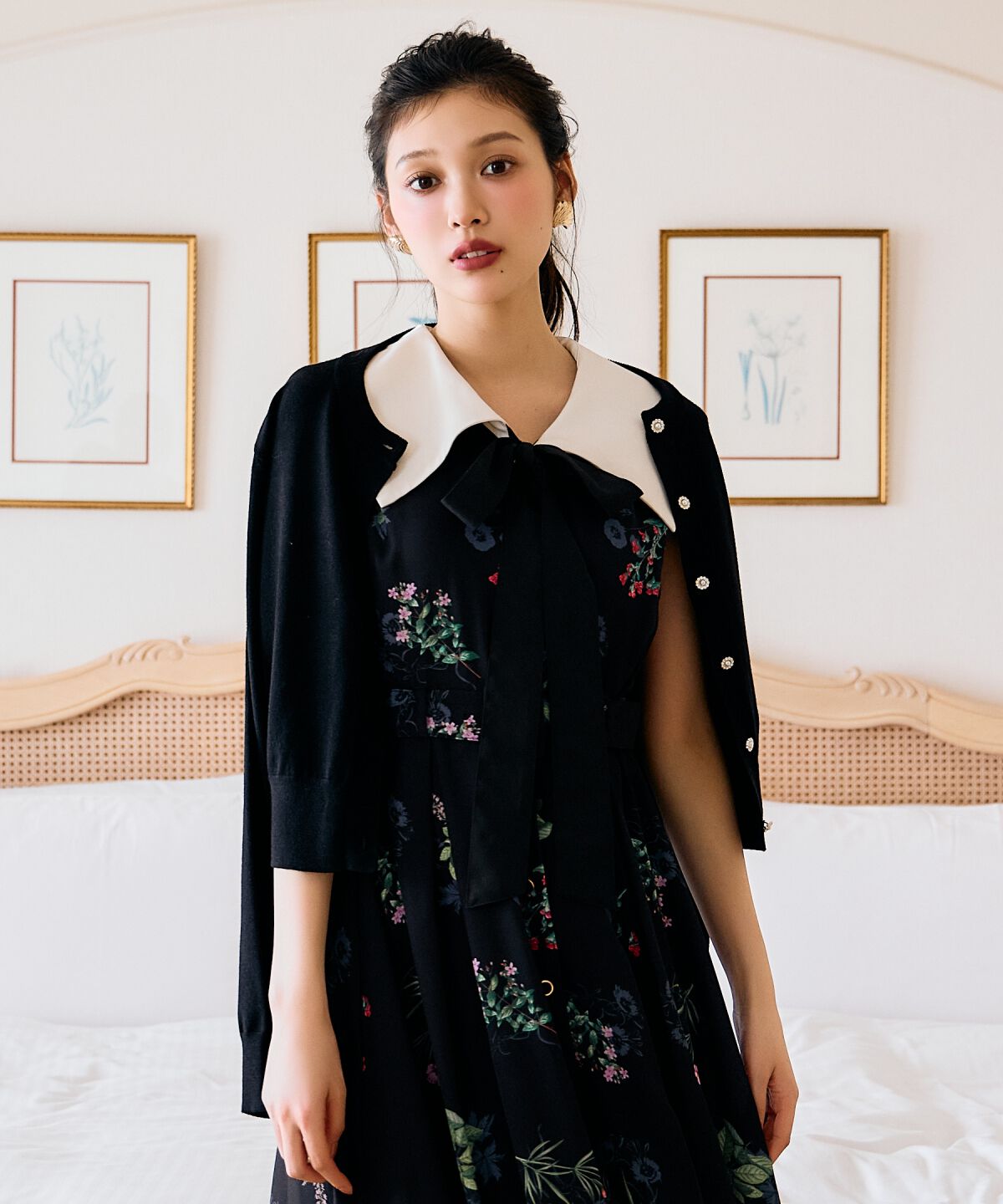 アンドクチュール「ビジューボタンクルーネックカーディガン」|カーディガン|ブラック