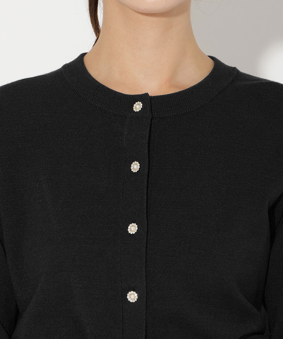 アンドクチュール「ビジューボタンクルーネックカーディガン」|カーディガン|