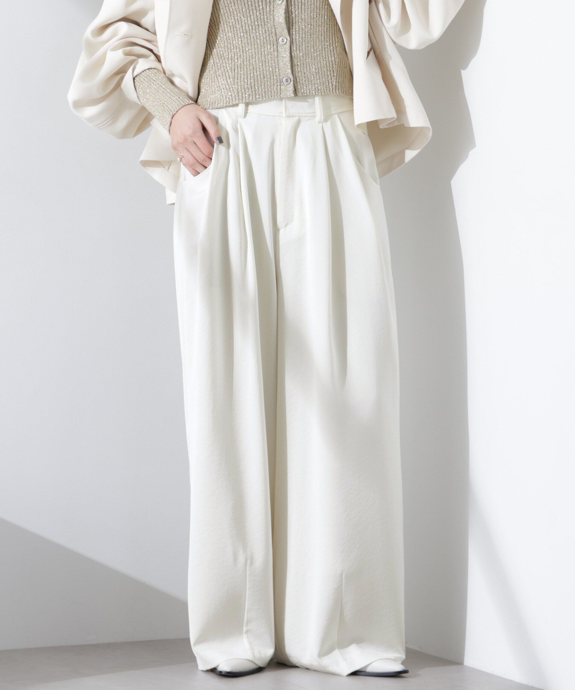 nano･universe「ダルサテンカーブタックパンツ」|チノ|