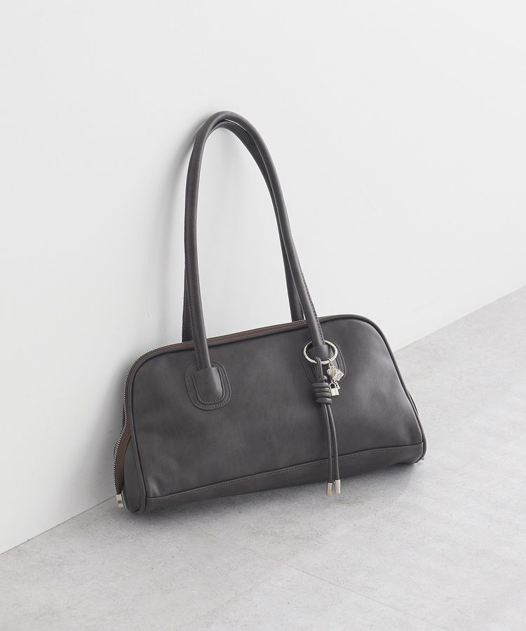 earth music&ecology「チャーム付きオブロングボストン」|ショルダー・メッセンジャー|Gray