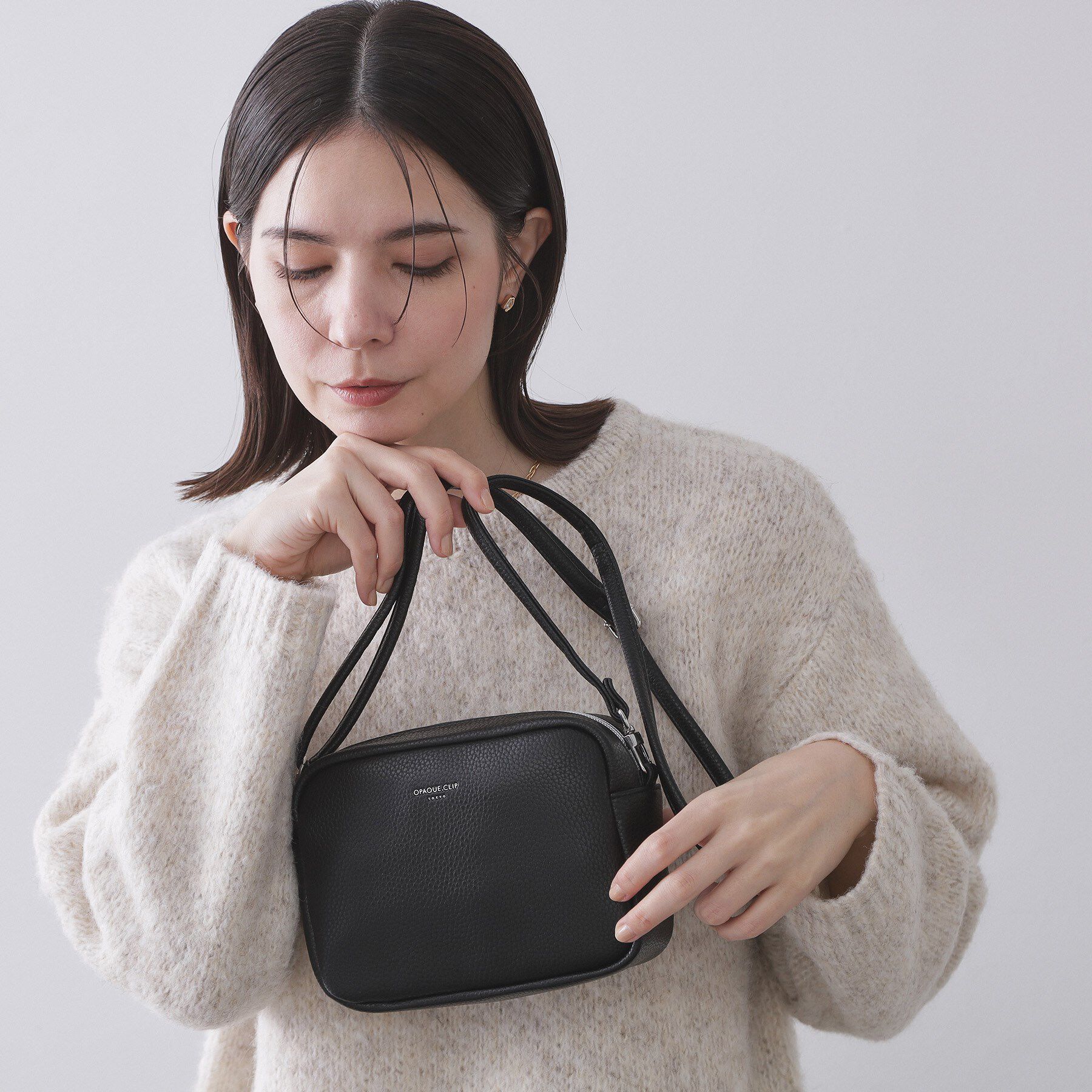 OPAQUE.CLIP「シュリンク合皮スクエアミニショルダーバッグ【軽量／長さ調整可能】」|ショルダー・メッセンジャー|ブラック(019)