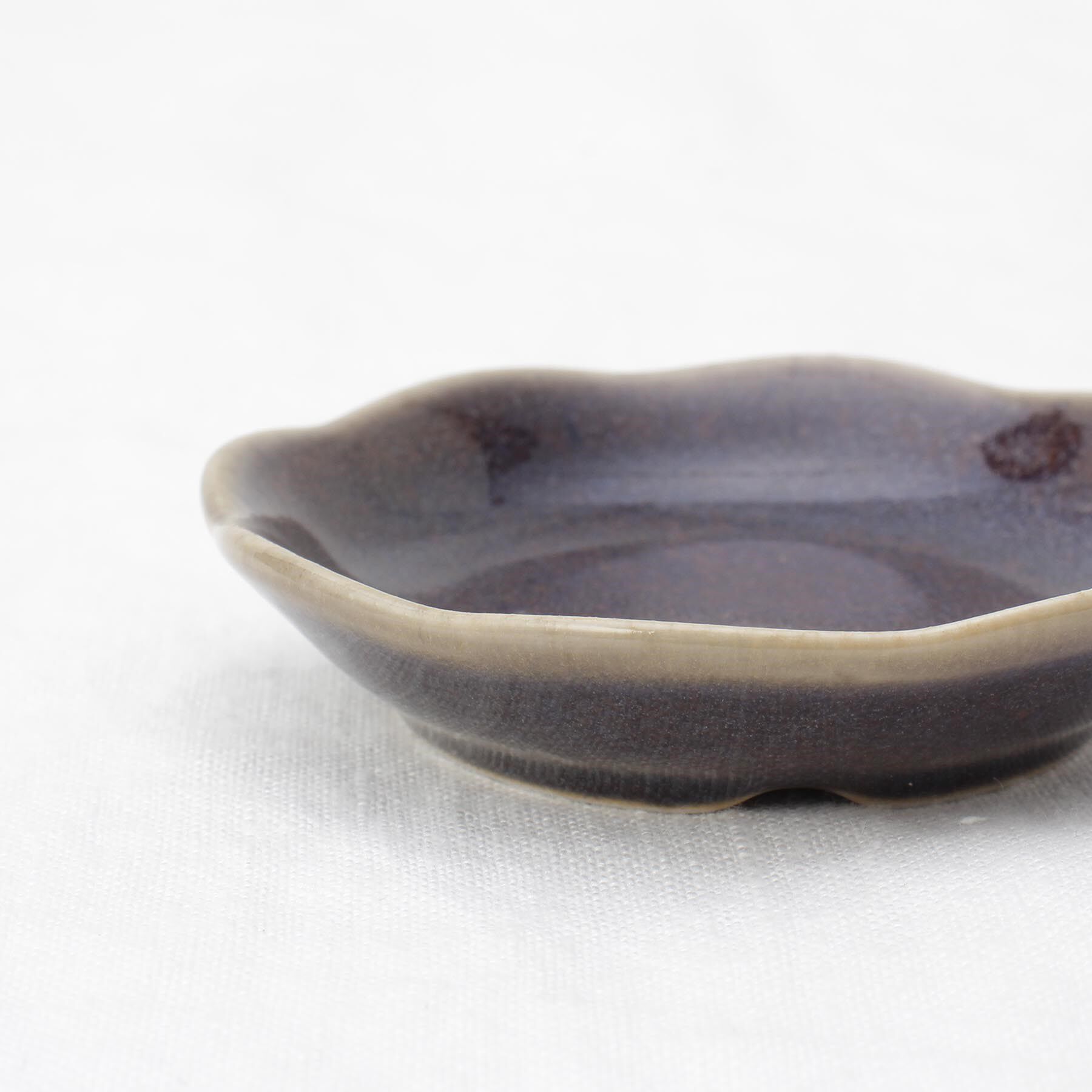 212 KITCHEN STORE「ケイプ 梅形豆皿 レーズンブラウン」|食器・キッチングッズ|