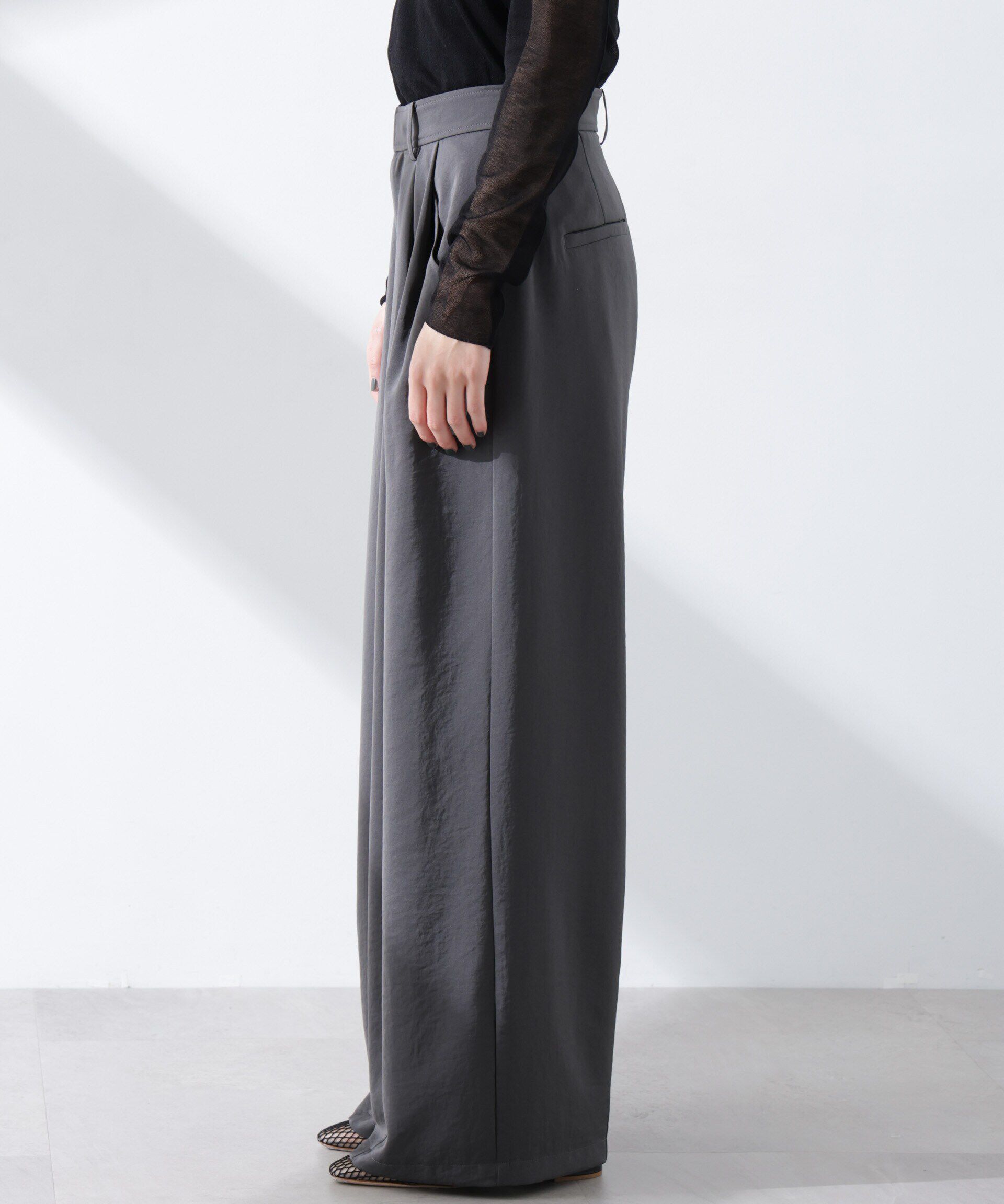nano･universe「ダルサテンカーブタックパンツ」|チノ|