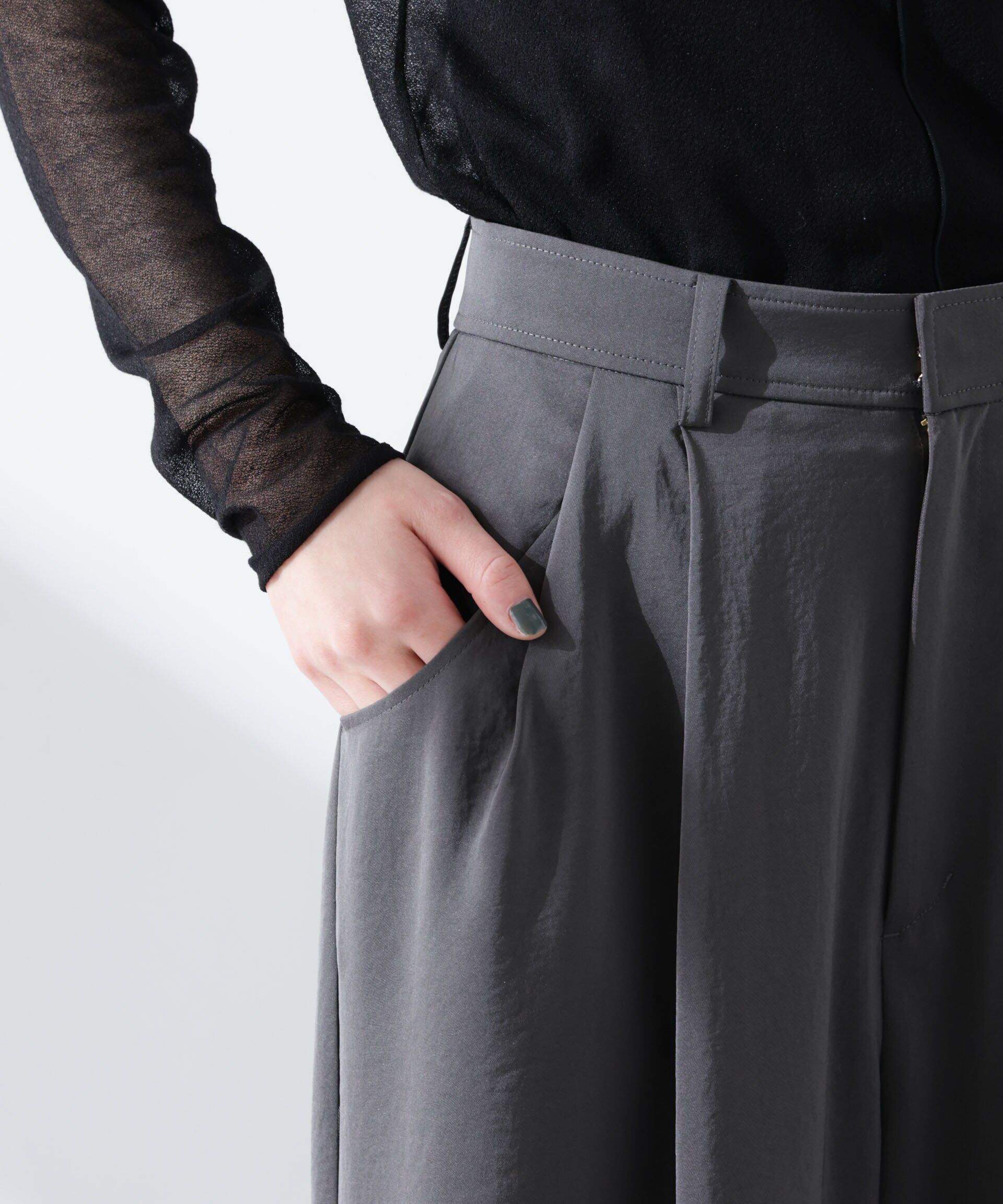 nano･universe「ダルサテンカーブタックパンツ」|チノ|