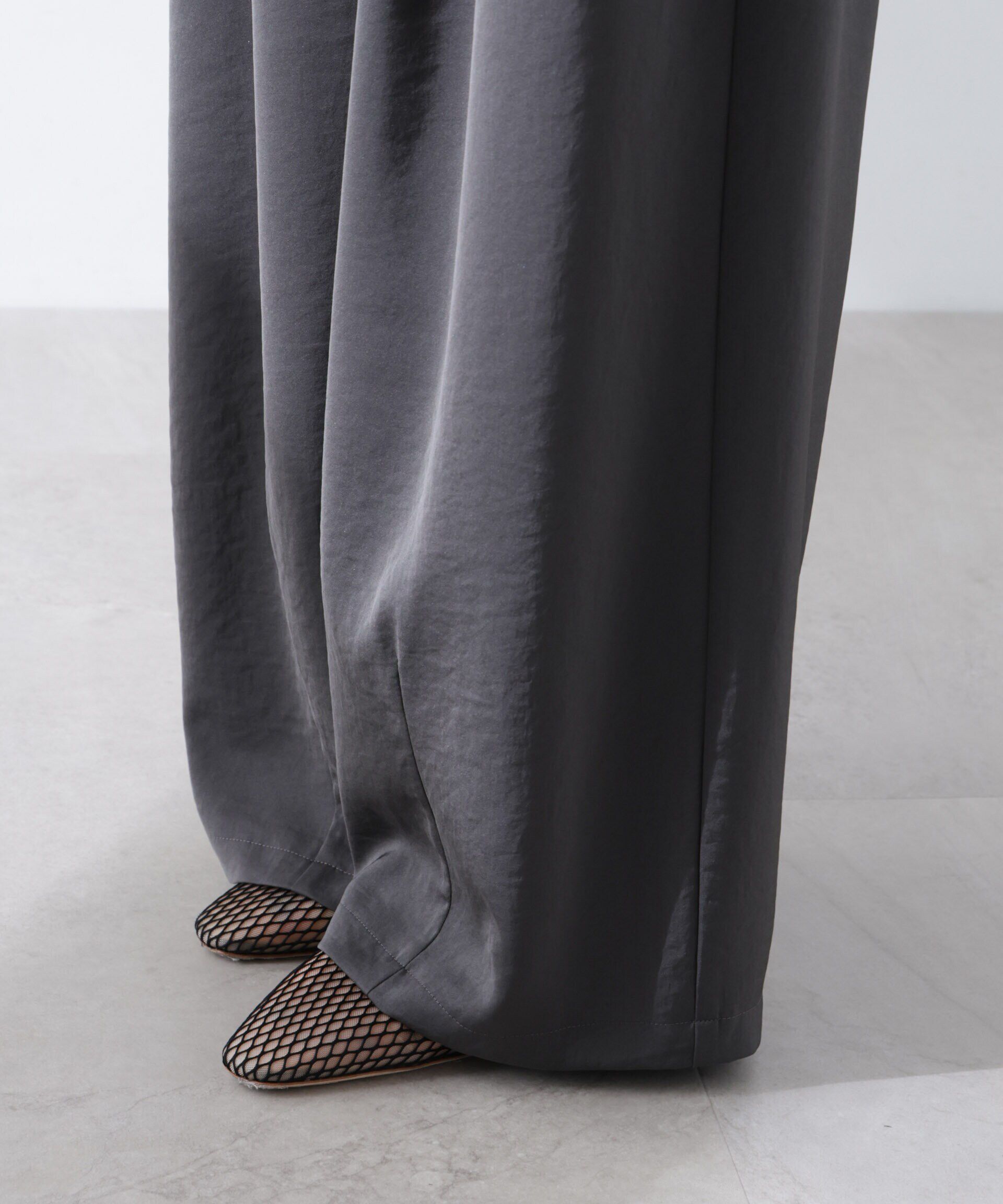 nano･universe「ダルサテンカーブタックパンツ」|チノ|