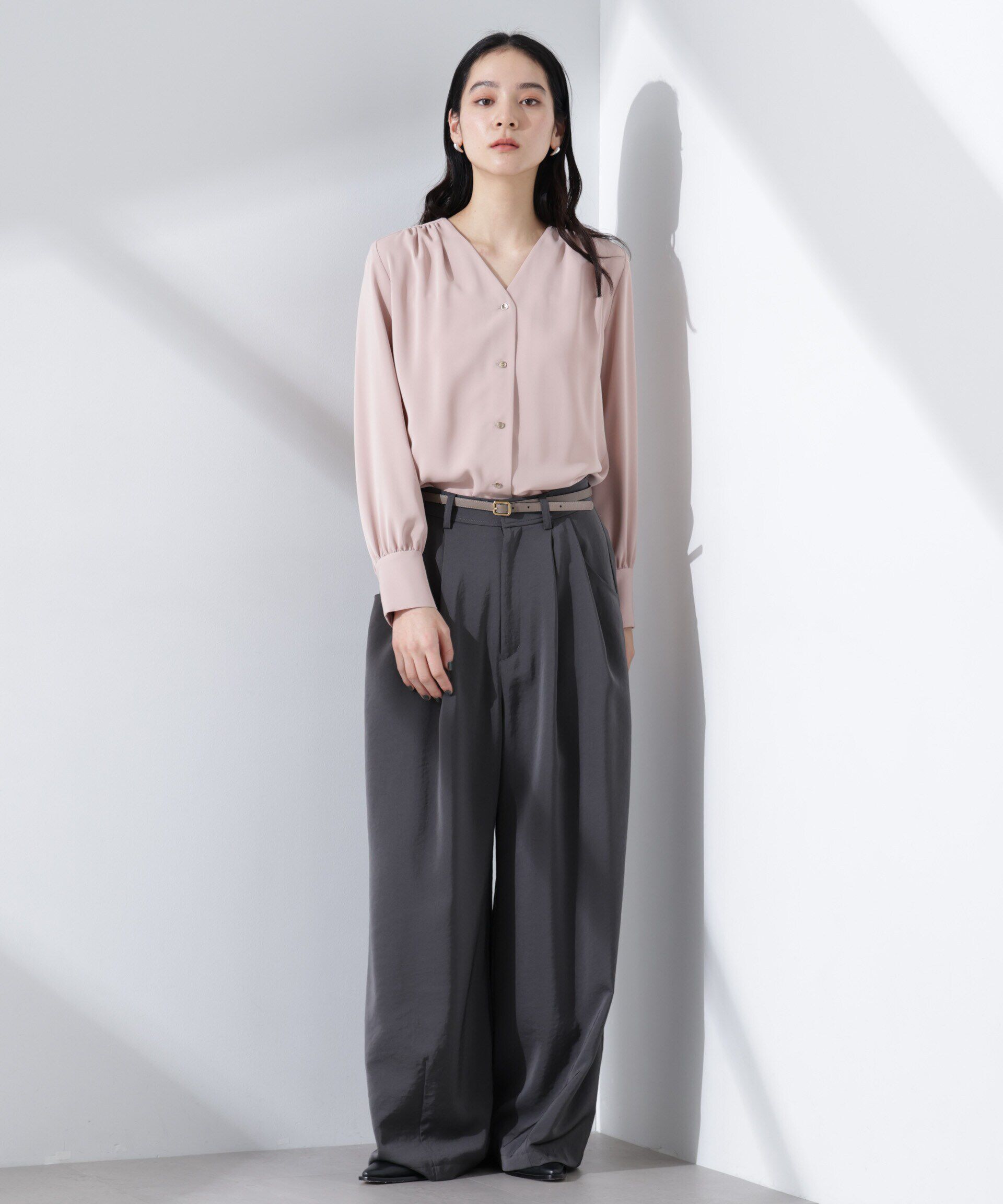 nano･universe「ダルサテンカーブタックパンツ」|チノ|